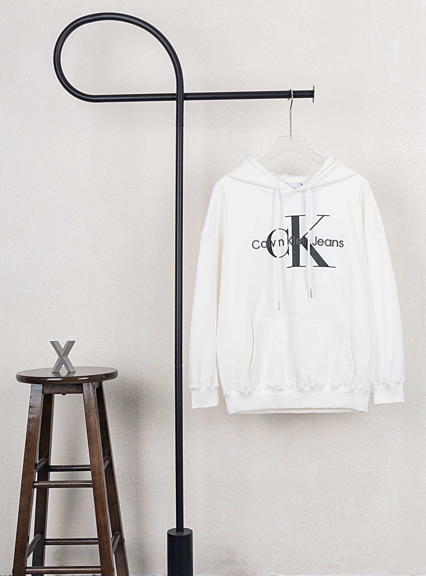 Sudadera con capucha CK con gran logo bordado e impreso, colores negro y blanco, tela de 400 gramos de punto francés de…
