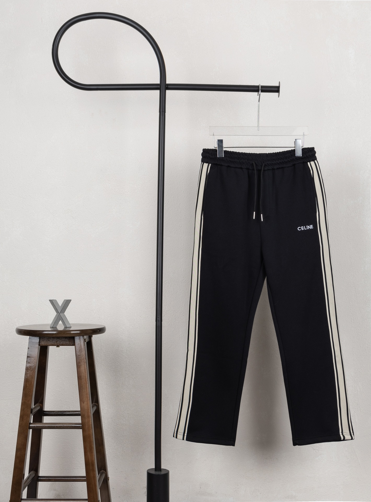 Modelo XB0127 CELINE Celine pantalones rectos con logo pequeño bordado y cinta de rayas blancas y negras en los lateral…
