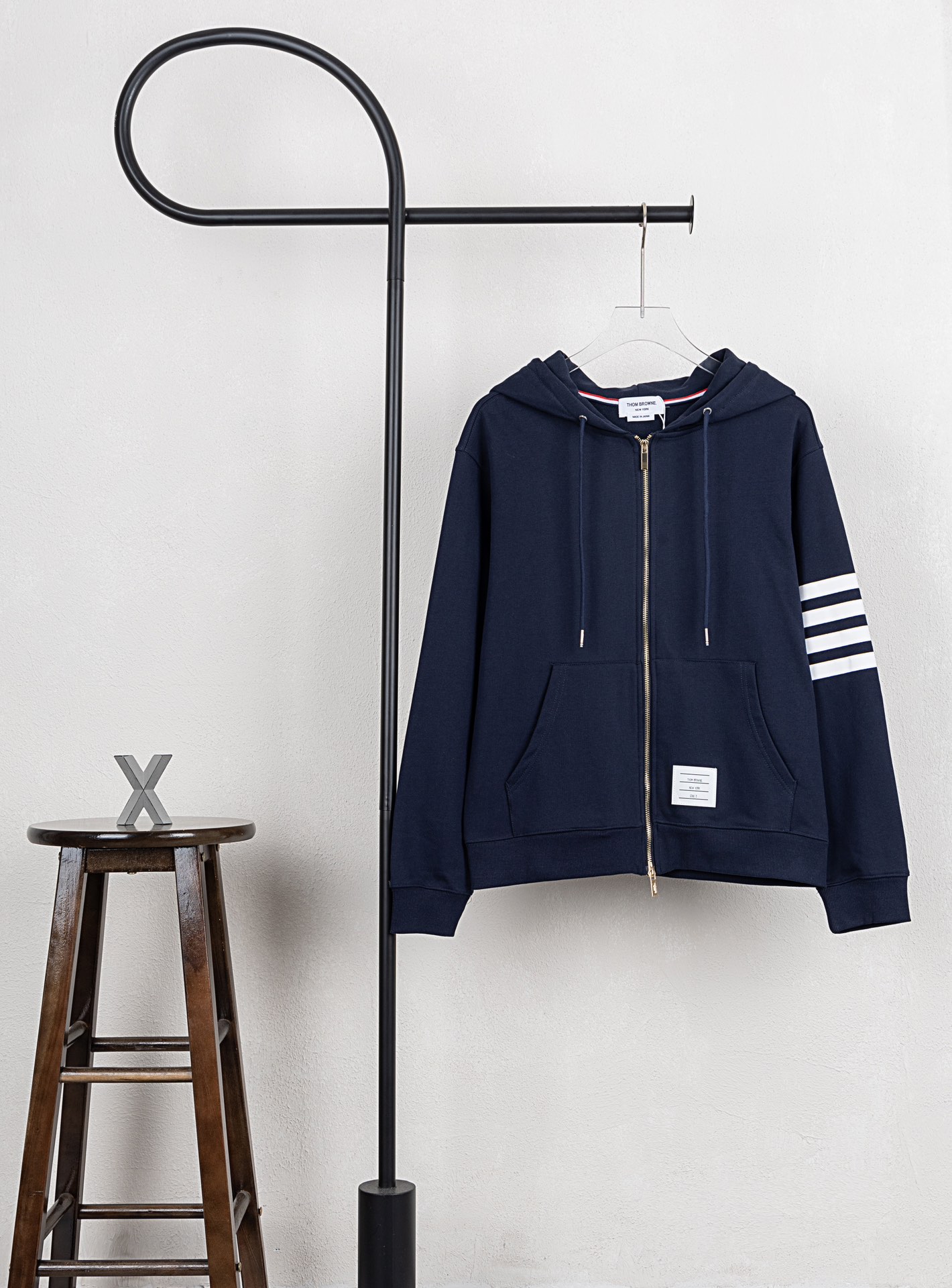 Chaqueta con capucha y cremallera Thom Browne TB, modelo XB0133, con cuatro rayas. Tejido de punto de 400g, 95% algodón…