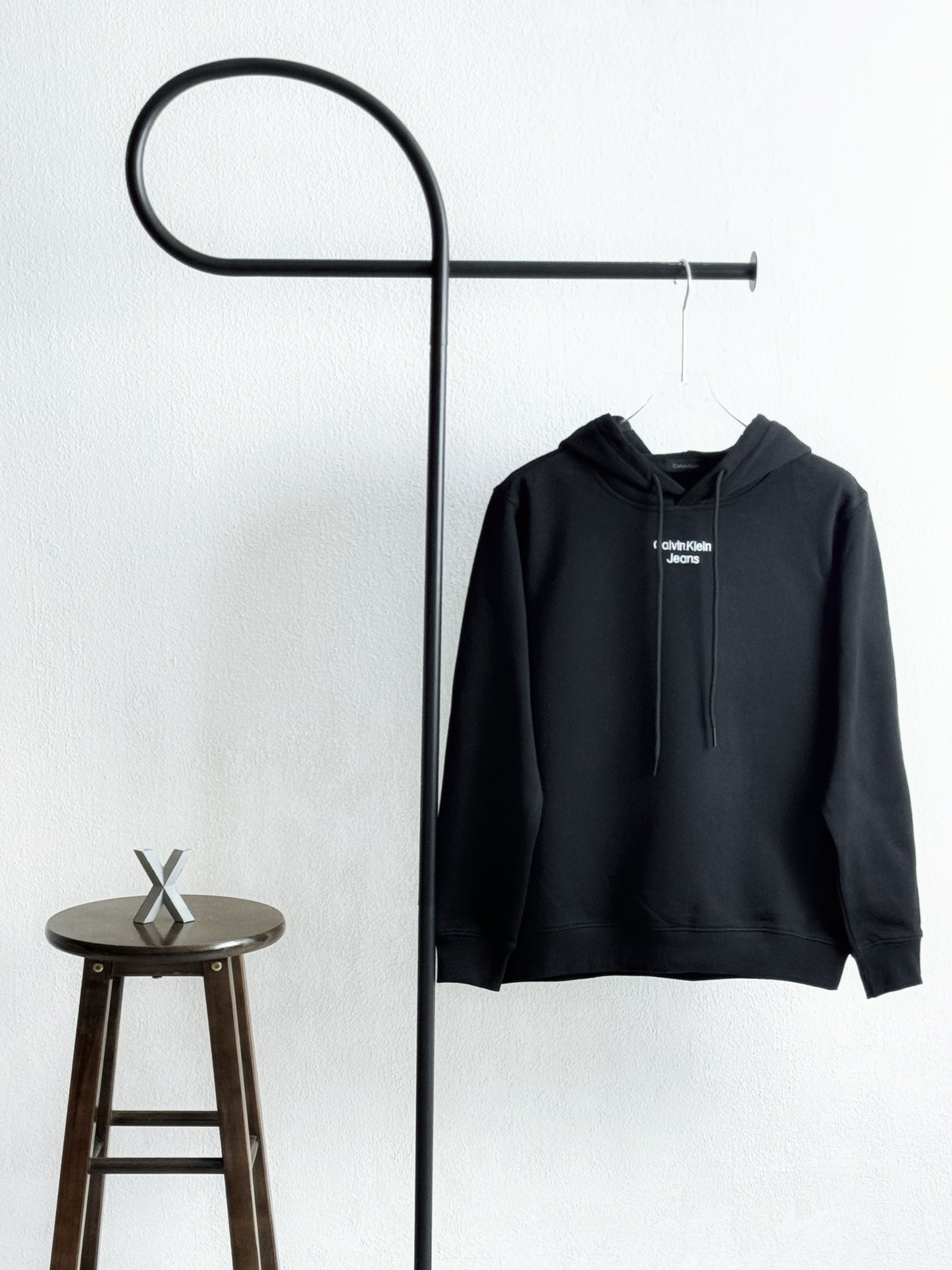 Modelo XB54 Sudadera con capucha y cordón, bordado de letras en el cuello CK, colores negro y gris, tela de 400 gramos …