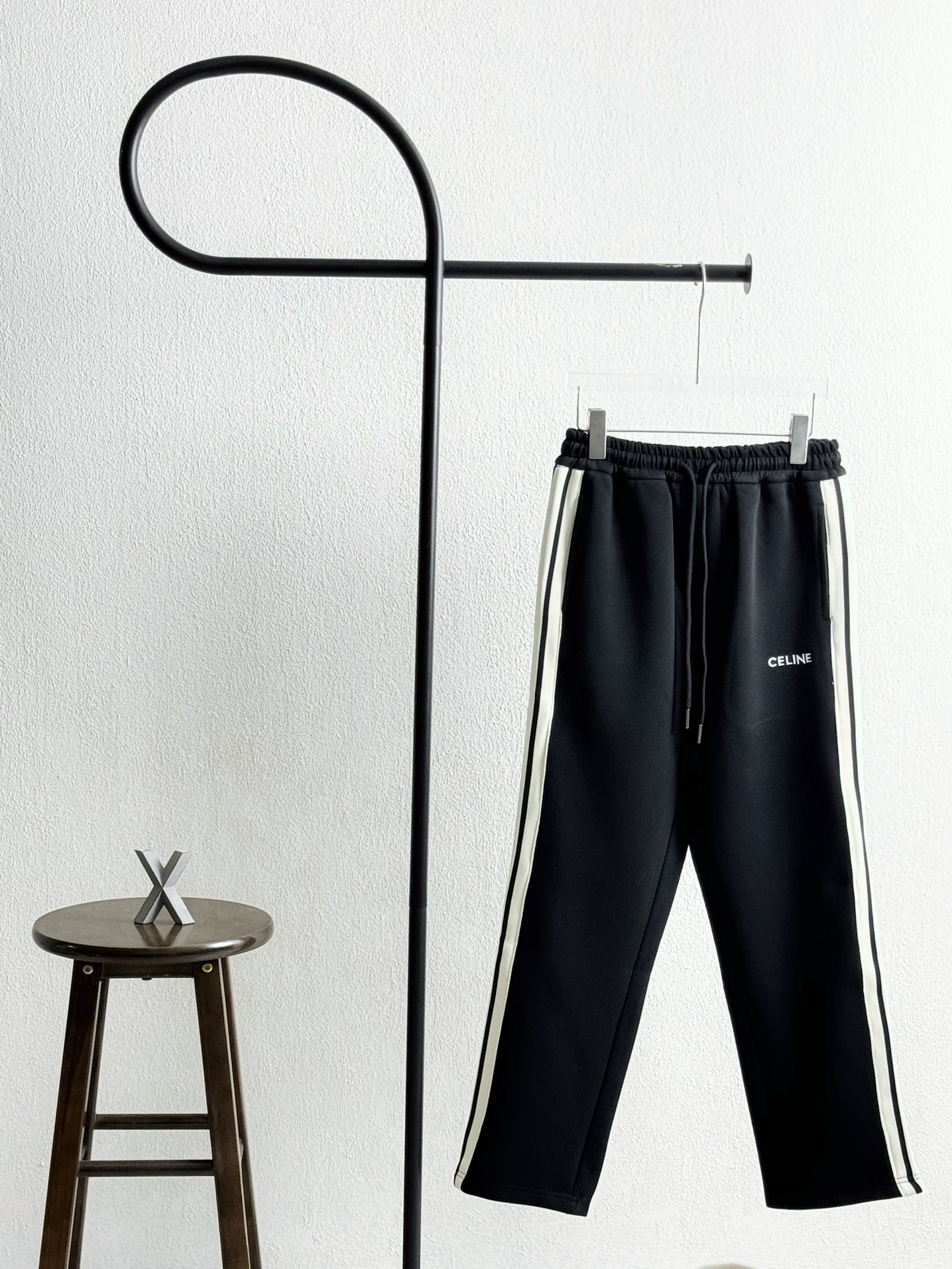 Modelo XB0149 CELINE Celine pantalones rectos con logo pequeño bordado y cinta ancha de tres rayas en los laterales, un…
