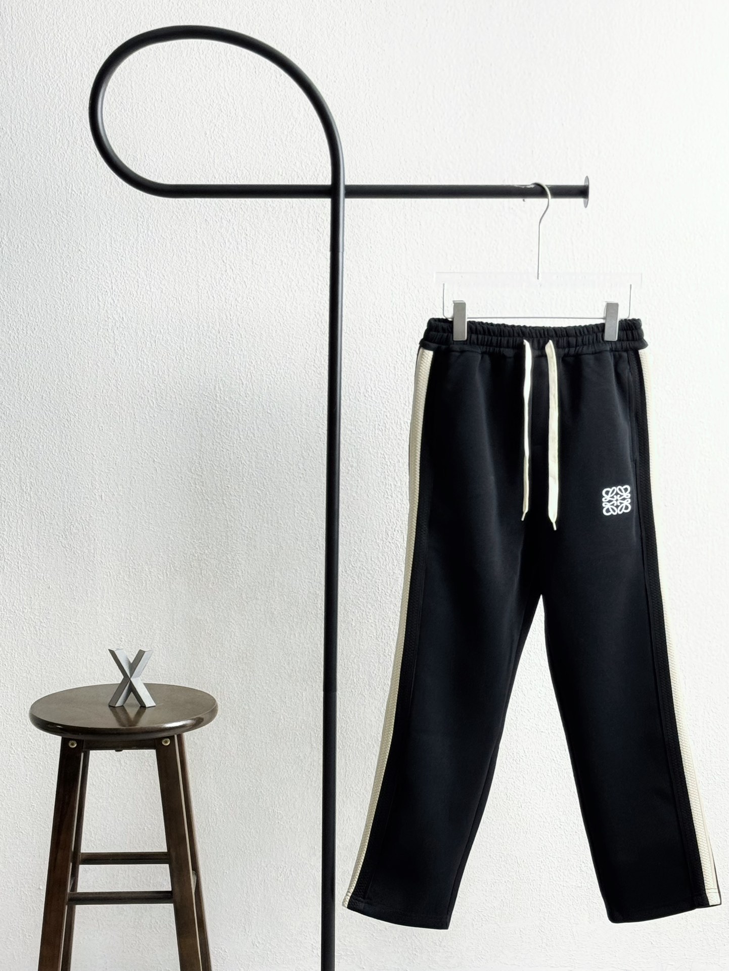 🅿️135 N.º de modelo XB0150 Pantalones rectos LOEWE con bordado de logo pequeño y cinta tejida bicolor en los laterales…