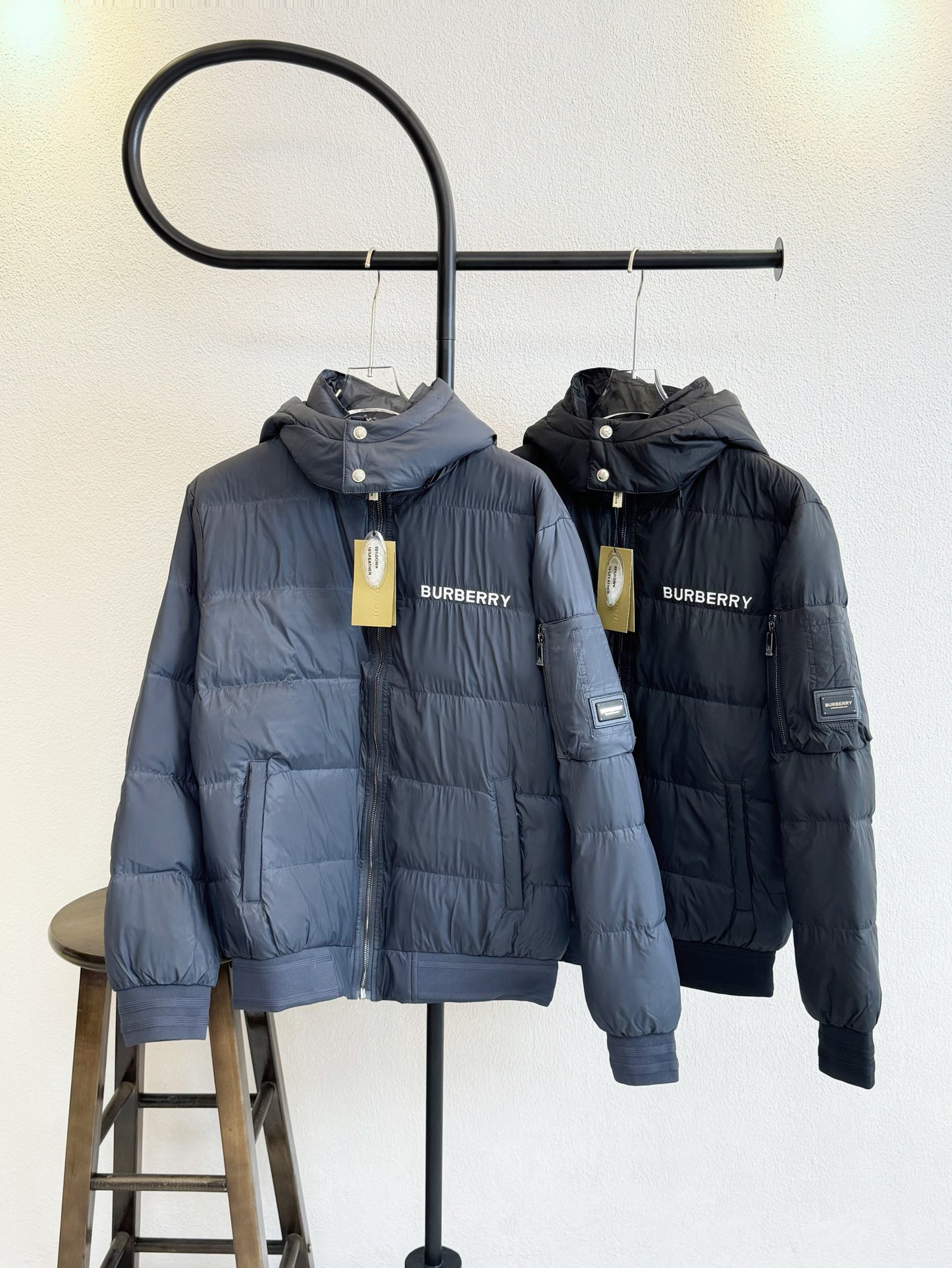 Número de modelo XB0159 BURBERRY chaqueta de plumas con capucha desmontable y bolsillo con letras, confeccionada en tej…