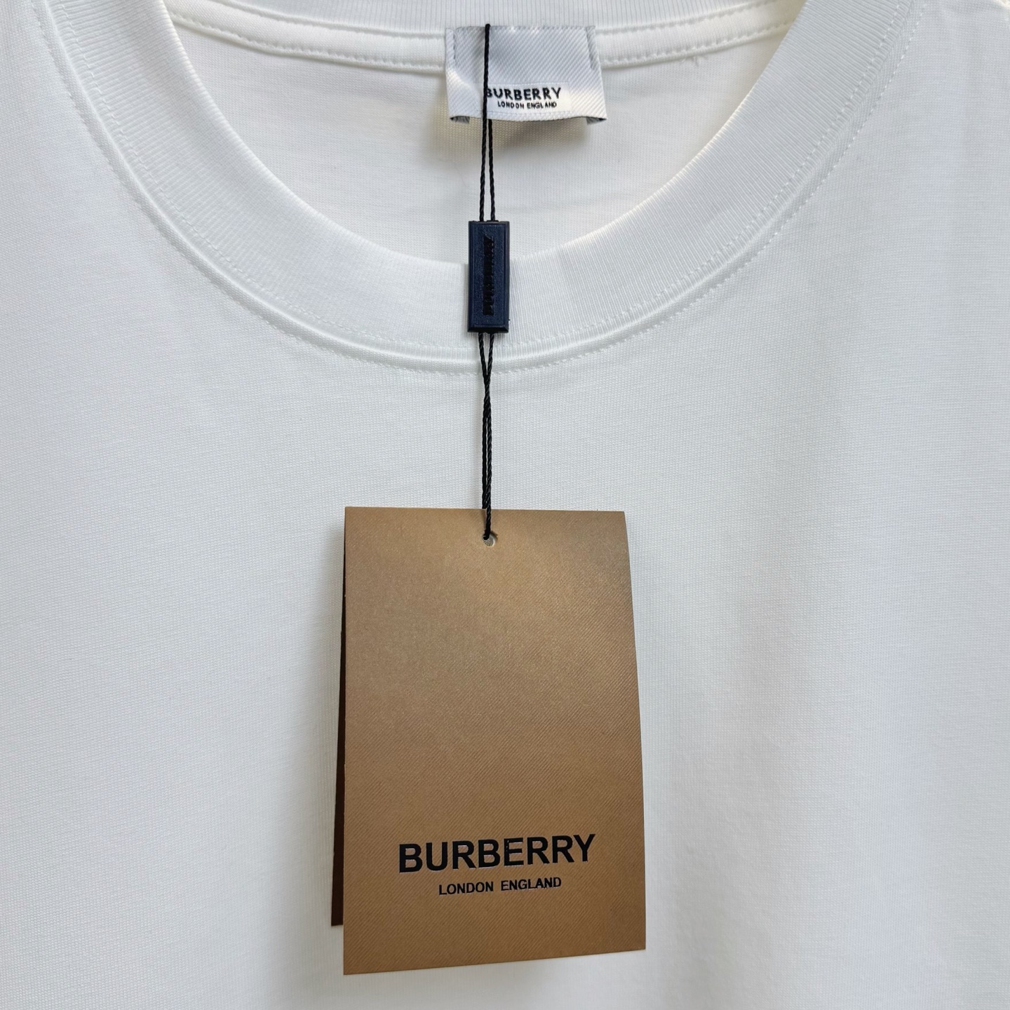 💰75
款号XB92
Burberry巴宝莉袖口拼接格子骑士战马万针刺绣圆领短袖
官网买的样衣回来打的板 原色原版1:1 市场发这么低不发这个价格没办法🙁
情侣同款 全套包装 三标齐全 区别市场通货 随意对比
纯棉280克高克重32支双纱 不起球 不褪色 舒适透气 经过高温预缩处理 配套同缸1x1螺纹 反复水洗都不易变形 
oversize宽松版型 最大可穿220合身 以下宽松
原版配套辅料1:1 主唛工艺 非常的高端
颜色:白色 黑色 
尺码:S-XL