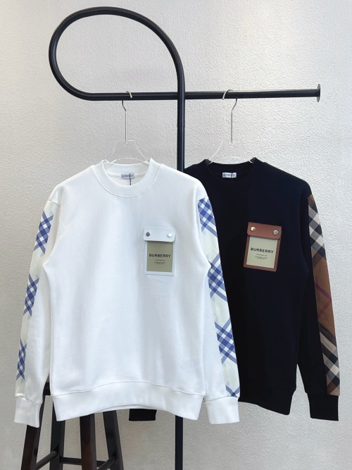 חולצת Burberry עם שרווים בדגמת עיצובית - שחור לבן ונוחות 1 חולצת Burberry עם שרווים בדגמת עיצובית – שחור לבן ונוחות