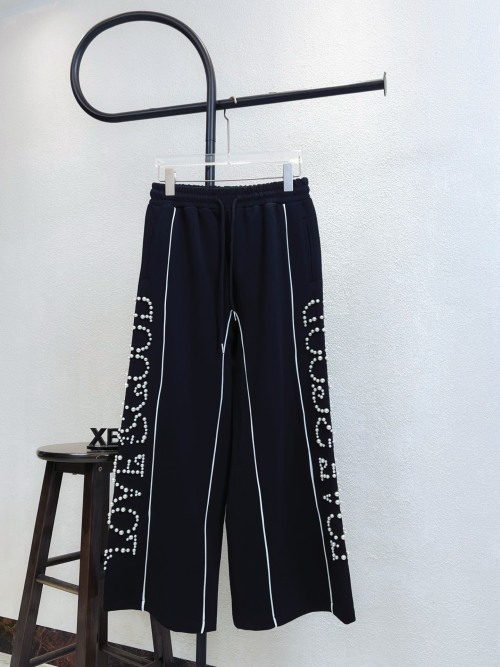 Pantalones Rectos con Perlas y Letras, Estilo Casual Unisex, Color Negro 1 Pantalones Rectos con Perlas y Letras, Estilo Casual Unisex, Color Negro