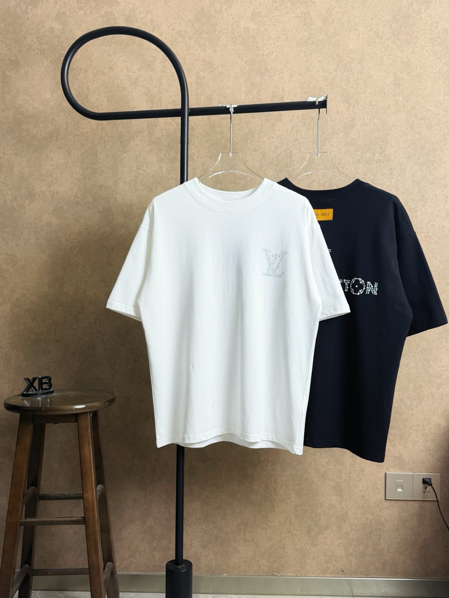 P75 款号X375 LV 路易威登烫钻字母logo圆领短袖 官网买的样衣回来打的板 原色原版1:1 情侣同款 全套包装 三标齐全 区别市场通货 随意对比 纯棉280克高克重32支双纱 不起球 不褪色 舒适透气 经过高温预缩处理 配套同缸…