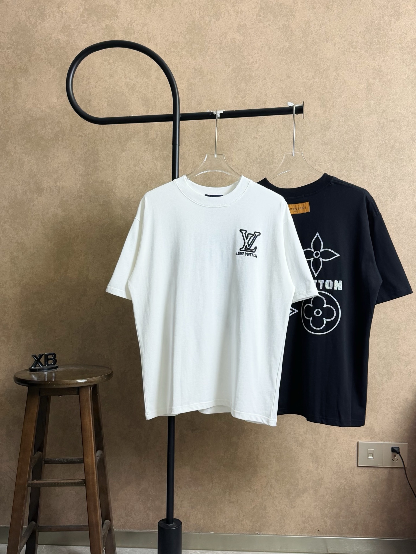 P75 款号X380 LV路易威登老花字母大标刺绣圆领短袖 官网买的样衣回来打的板 原色原版1:1 情侣同款 全套包装 三标齐全 区别市场通货 随意对比 纯棉280克高克重32支双纱 不起球 不褪色 舒适透气 经过高温预缩处理 配套同缸1…