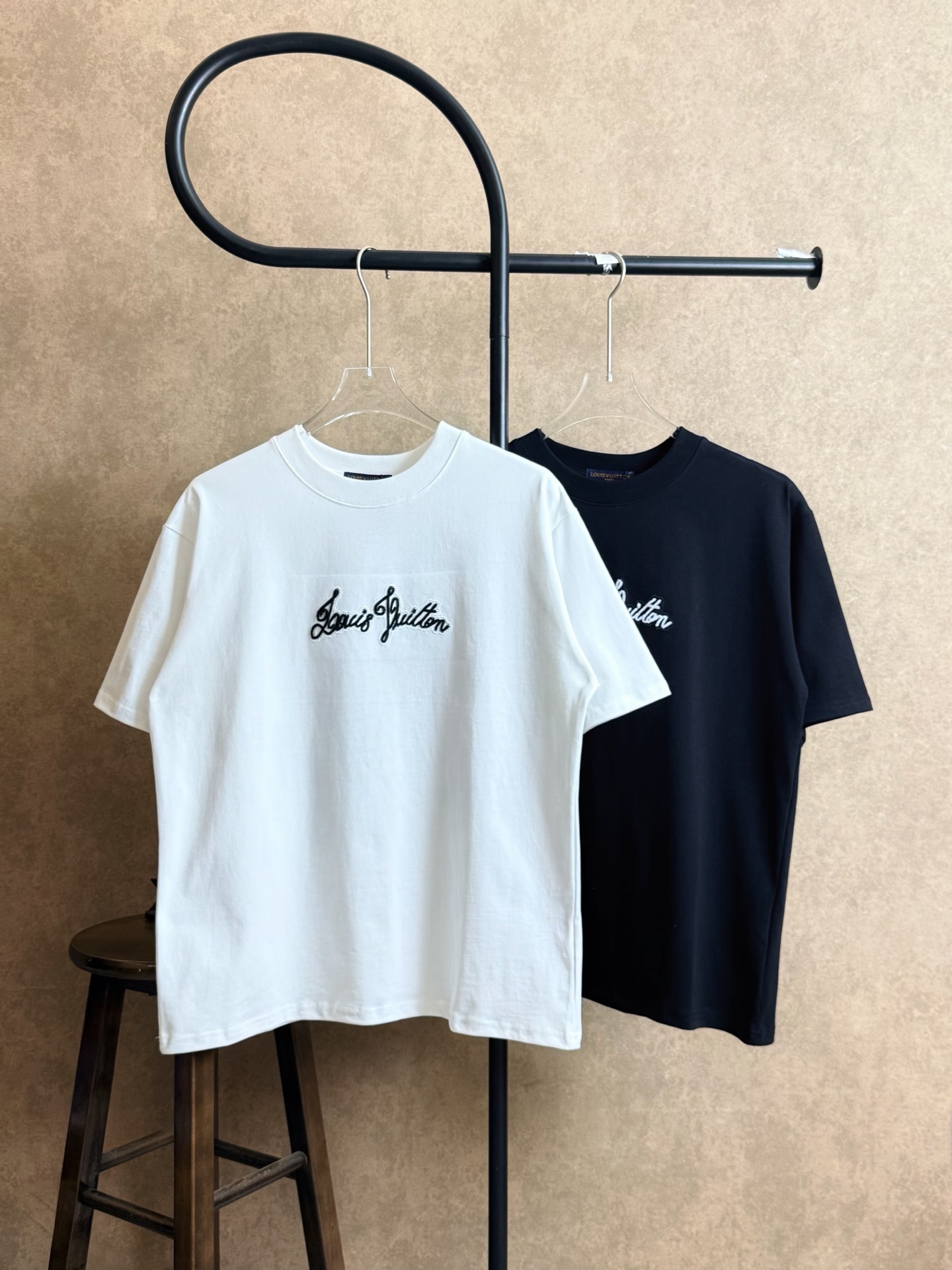 Modelo P80, número de estilo XB167, LV Louis Vuitton, camiseta de manga corta con cuello redondo, letras con logotipo g…