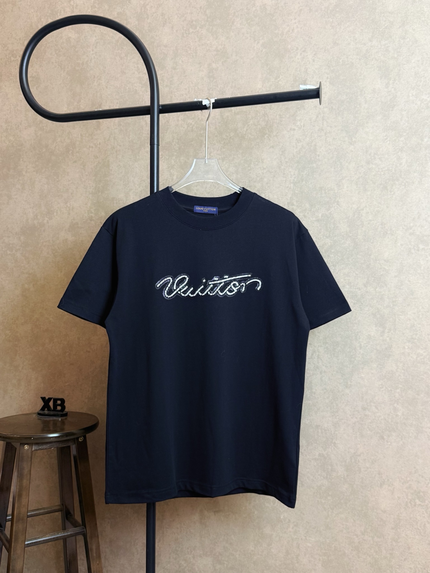 Modelo P80, número de estilo X383, LV Louis Vuitton, camiseta de manga corta con cuello redondo, bordado de cuentas y f…