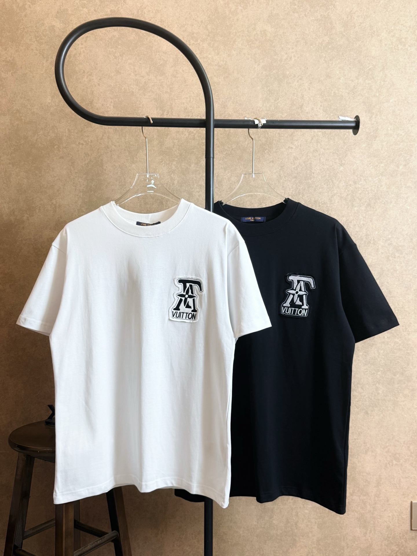 Modelo P75, número de estilo X384, LV Louis Vuitton, camiseta de manga corta con cuello redondo, letras con estampado l…