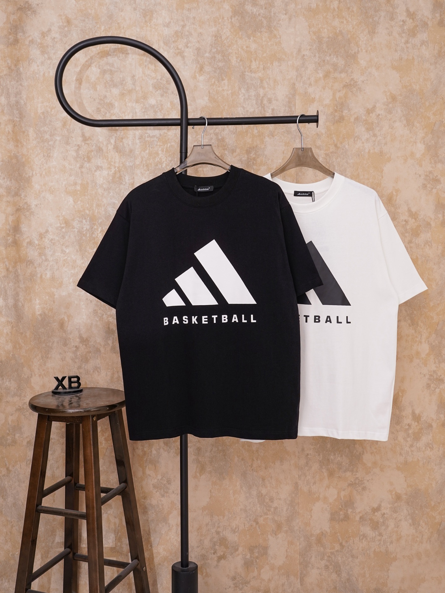 P75 modelo X434 (blanco y negro) adidas letras con tres rayas impresión en relieve de cuello redondo de manga corta, mu…