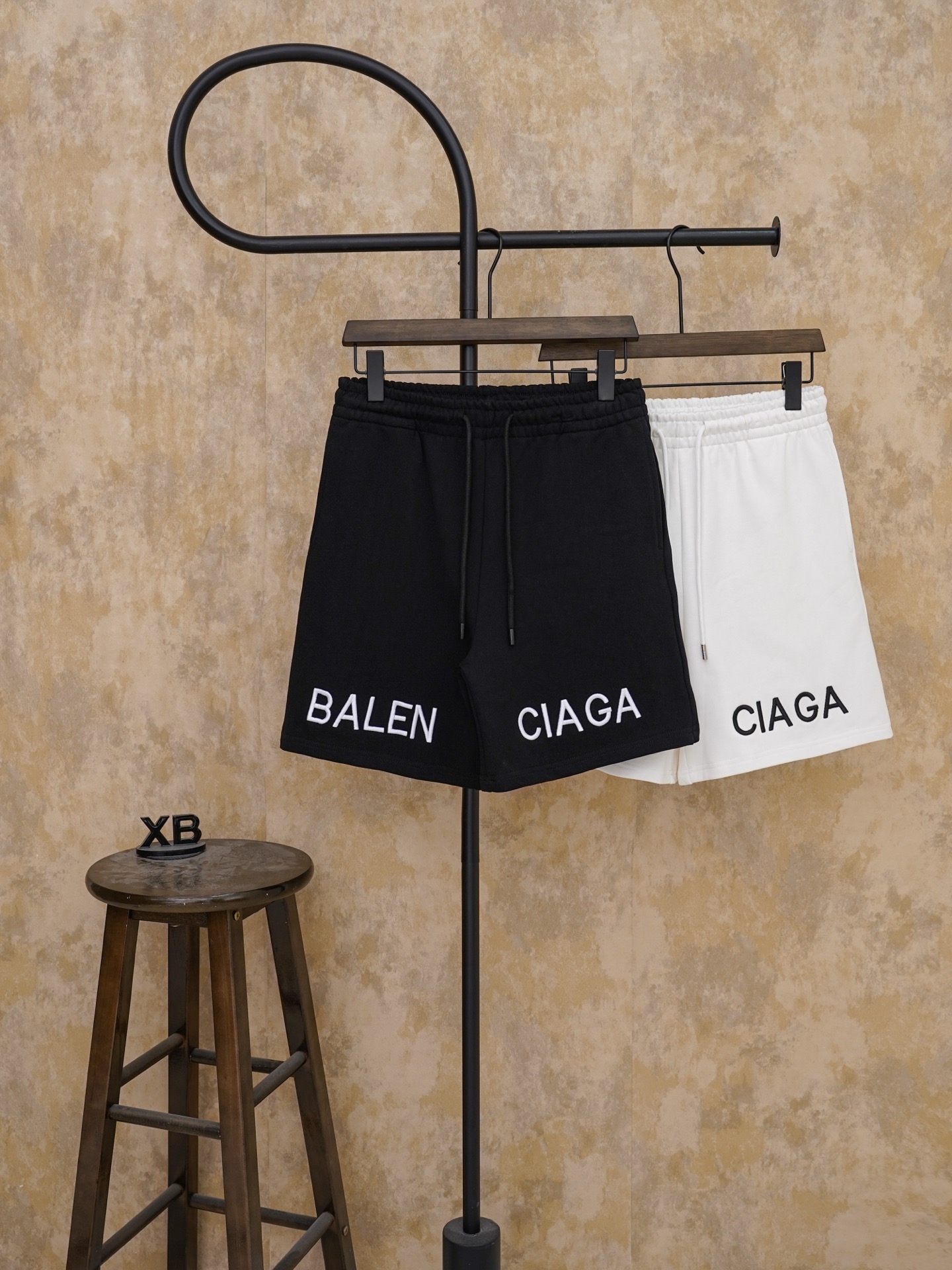 Número de modelo P90 Un par de pantalones cortos pequeños con ricos detalles, pero que también muestran la fuerza del d…