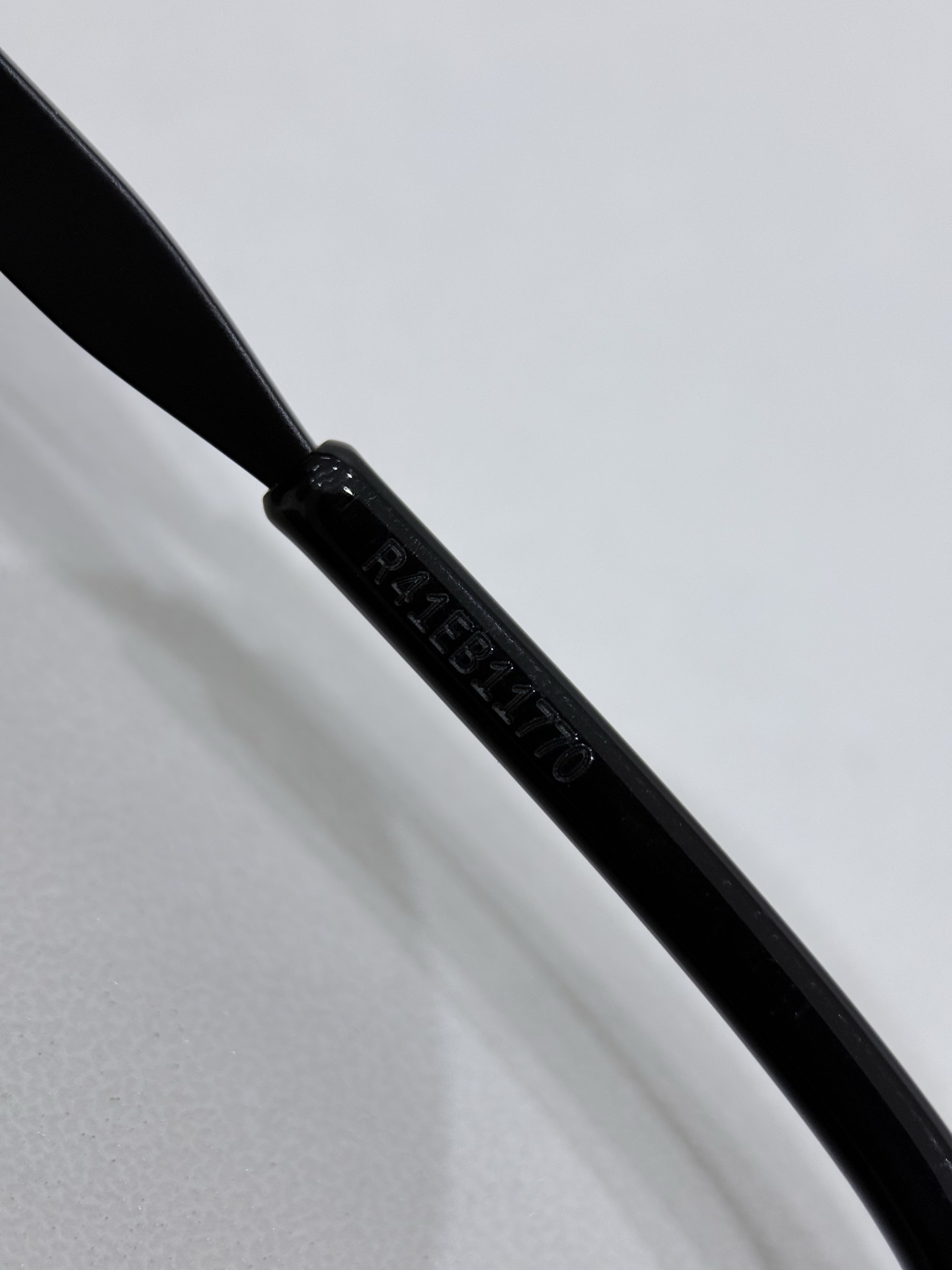 SaintLaurent\/圣罗兰SL364太阳镜以匠心型材打造兼具质感与实用性的时尚单品，重新定义高端墨镜的佩戴体验。镜框甄选高品质精密金属打造，经多道工艺打磨成型，质地坚固耐用，兼具轻盈质感，无厚重压迫感，长久佩戴依旧舒适。金属线条利落流畅，轮廓挺括有型，完美契合品牌极简高级的设计美学，镜腿处镌刻品牌经典标识，彰显奢品辨识度。\n镜片采用高规格尼龙单片材质，一体式遮面设计兼顾时尚感与实用性，光学性能出众，实现100%UVA\/UVB防护，高效阻隔有害紫外线，呵护眼部健康。镜片透光率适中，视野清晰柔和，无视觉畸变，适配日常出行、户外休闲等多场景。搭配可调节鼻托设计，贴合不同鼻型，提升佩戴稳固性与舒适度。\n男女同款\n尺寸：99-01-140\n