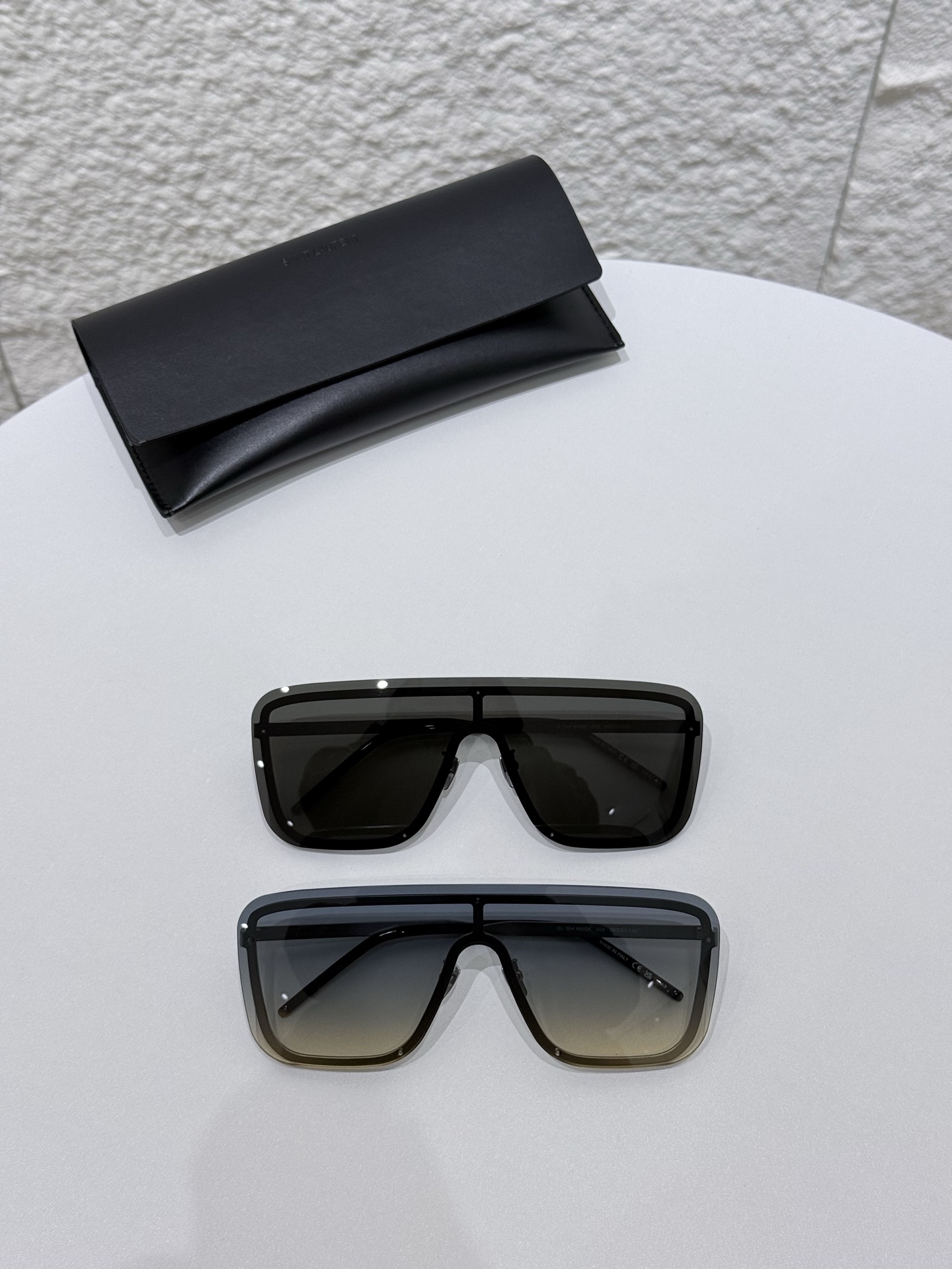 SaintLaurent\/圣罗兰SL364太阳镜以匠心型材打造兼具质感与实用性的时尚单品，重新定义高端墨镜的佩戴体验。镜框甄选高品质精密金属打造，经多道工艺打磨成型，质地坚固耐用，兼具轻盈质感，无厚重压迫感，长久佩戴依旧舒适。金属线条利落流畅，轮廓挺括有型，完美契合品牌极简高级的设计美学，镜腿处镌刻品牌经典标识，彰显奢品辨识度。\n镜片采用高规格尼龙单片材质，一体式遮面设计兼顾时尚感与实用性，光学性能出众，实现100%UVA\/UVB防护，高效阻隔有害紫外线，呵护眼部健康。镜片透光率适中，视野清晰柔和，无视觉畸变，适配日常出行、户外休闲等多场景。搭配可调节鼻托设计，贴合不同鼻型，提升佩戴稳固性与舒适度。\n男女同款\n尺寸：99-01-140\n