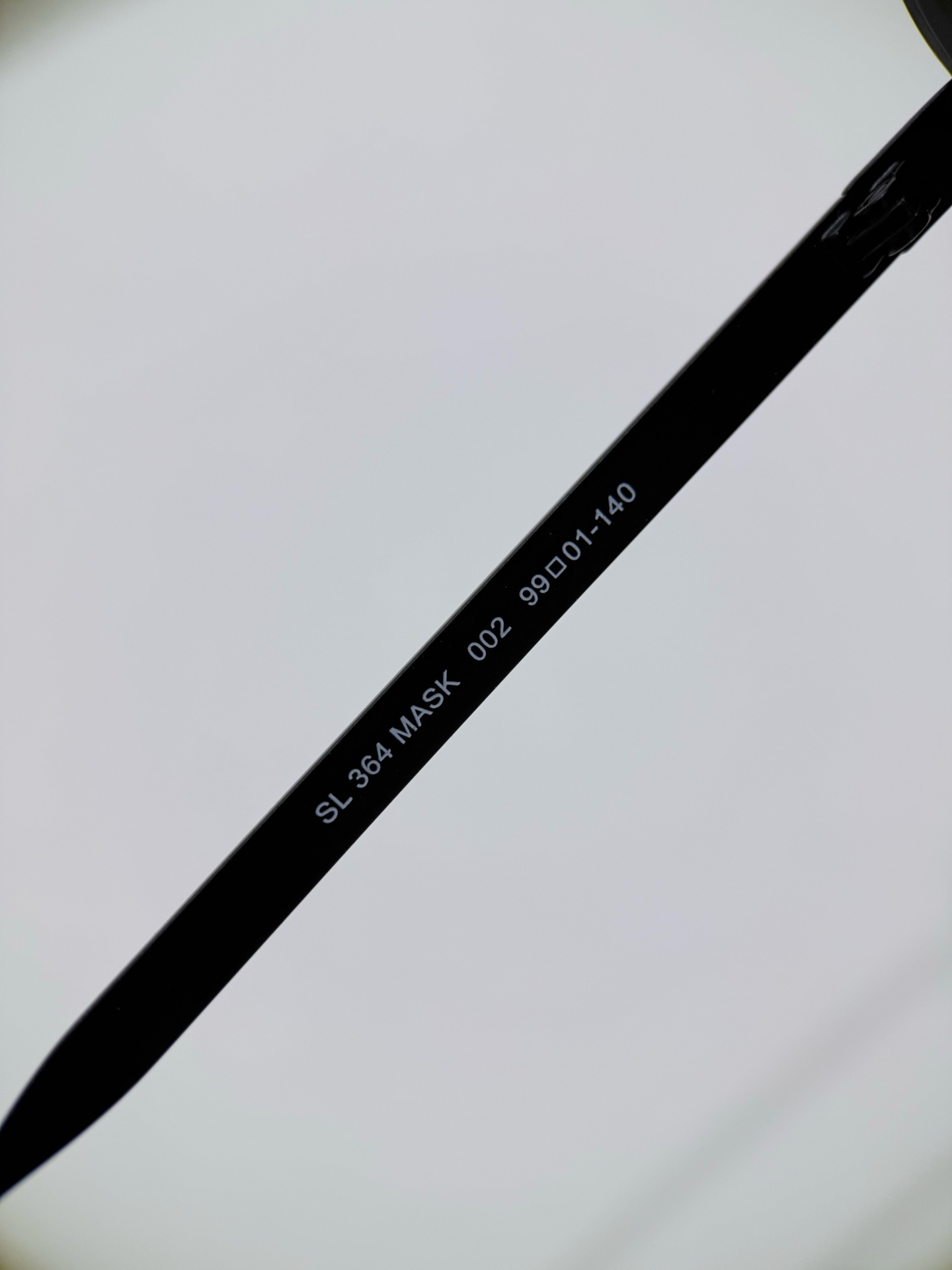SaintLaurent\/圣罗兰SL364太阳镜以匠心型材打造兼具质感与实用性的时尚单品，重新定义高端墨镜的佩戴体验。镜框甄选高品质精密金属打造，经多道工艺打磨成型，质地坚固耐用，兼具轻盈质感，无厚重压迫感，长久佩戴依旧舒适。金属线条利落流畅，轮廓挺括有型，完美契合品牌极简高级的设计美学，镜腿处镌刻品牌经典标识，彰显奢品辨识度。\n镜片采用高规格尼龙单片材质，一体式遮面设计兼顾时尚感与实用性，光学性能出众，实现100%UVA\/UVB防护，高效阻隔有害紫外线，呵护眼部健康。镜片透光率适中，视野清晰柔和，无视觉畸变，适配日常出行、户外休闲等多场景。搭配可调节鼻托设计，贴合不同鼻型，提升佩戴稳固性与舒适度。\n男女同款\n尺寸：99-01-140\n