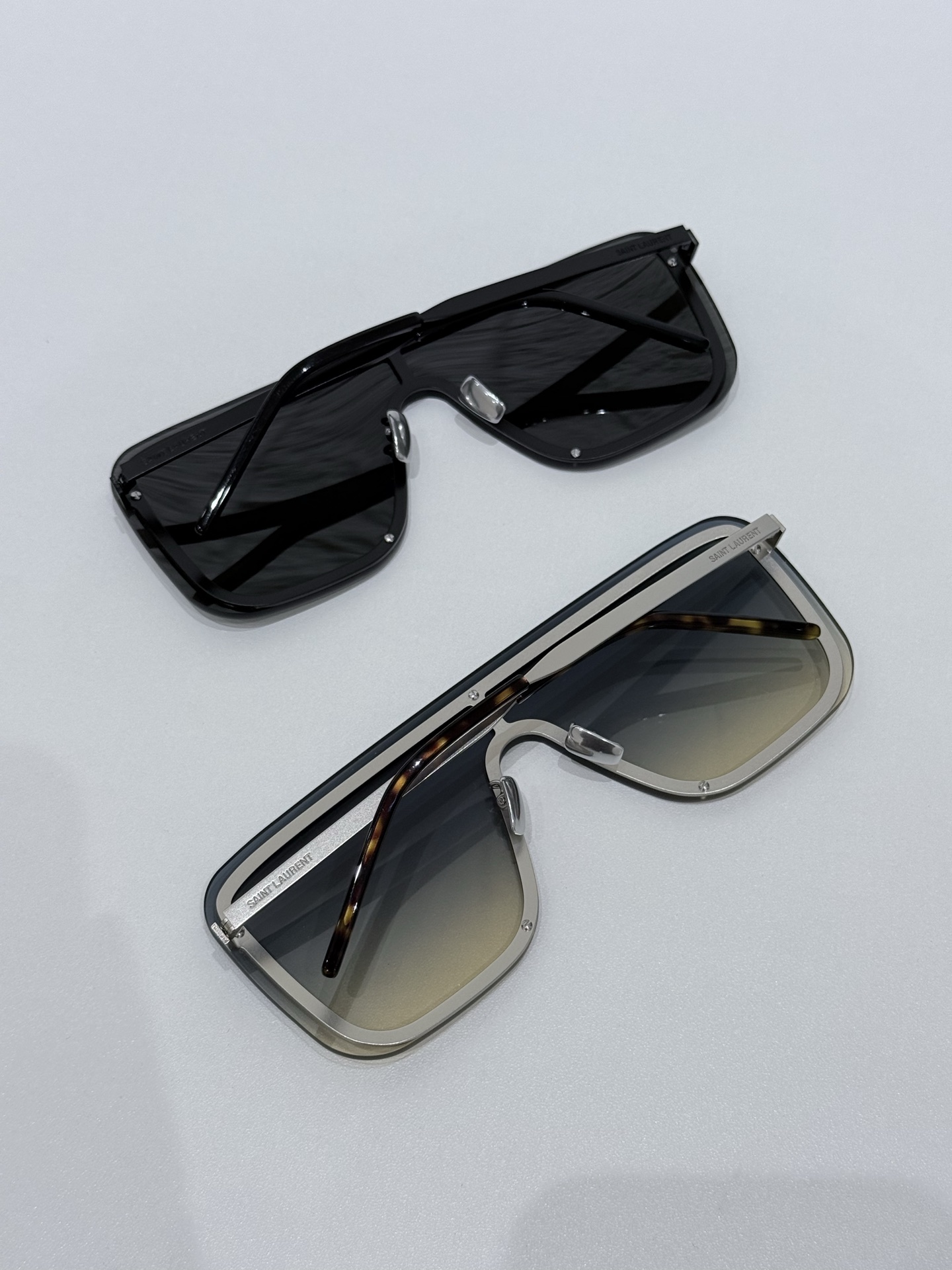 SaintLaurent\/圣罗兰SL364太阳镜以匠心型材打造兼具质感与实用性的时尚单品，重新定义高端墨镜的佩戴体验。镜框甄选高品质精密金属打造，经多道工艺打磨成型，质地坚固耐用，兼具轻盈质感，无厚重压迫感，长久佩戴依旧舒适。金属线条利落流畅，轮廓挺括有型，完美契合品牌极简高级的设计美学，镜腿处镌刻品牌经典标识，彰显奢品辨识度。\n镜片采用高规格尼龙单片材质，一体式遮面设计兼顾时尚感与实用性，光学性能出众，实现100%UVA\/UVB防护，高效阻隔有害紫外线，呵护眼部健康。镜片透光率适中，视野清晰柔和，无视觉畸变，适配日常出行、户外休闲等多场景。搭配可调节鼻托设计，贴合不同鼻型，提升佩戴稳固性与舒适度。\n男女同款\n尺寸：99-01-140\n