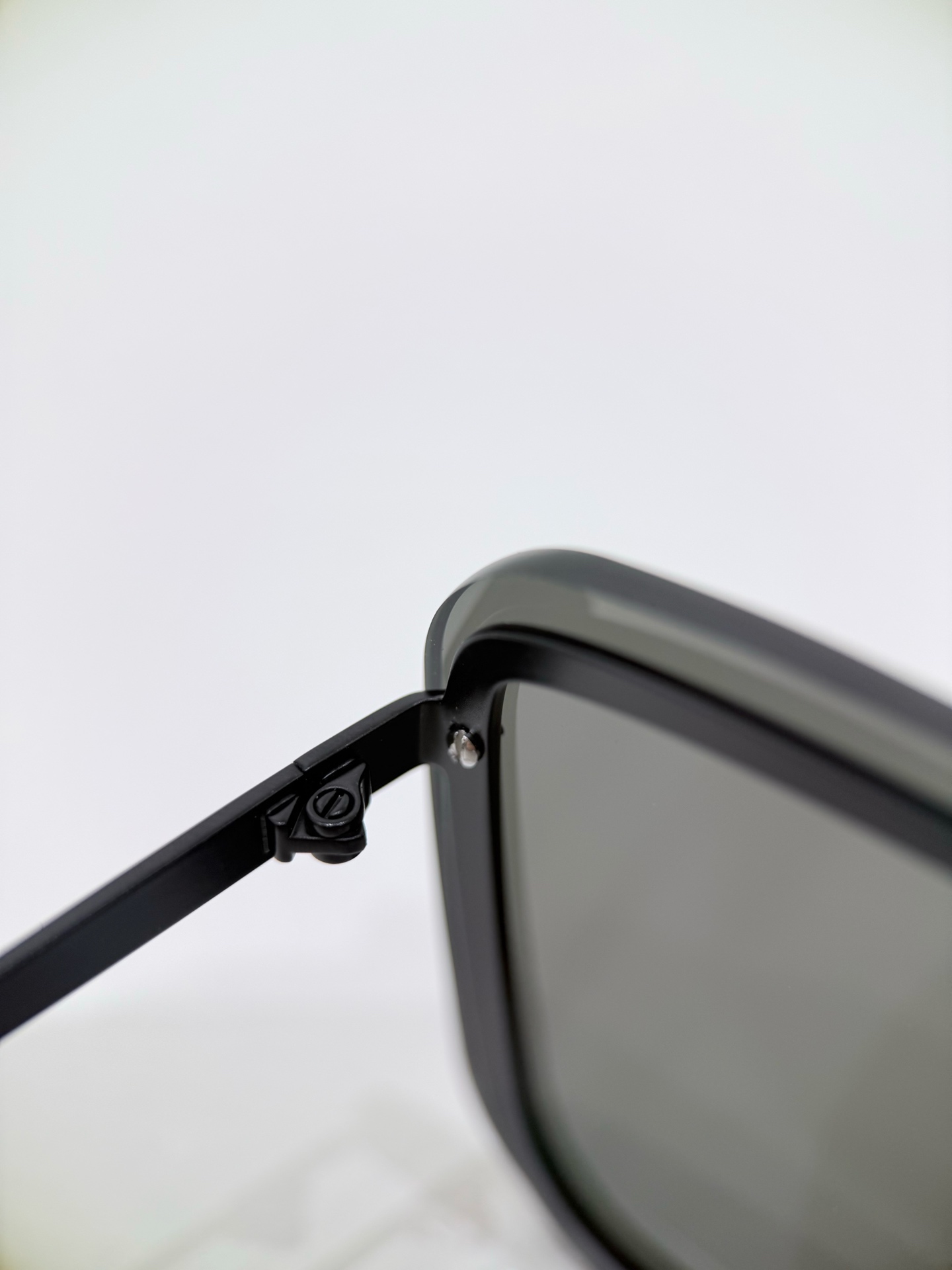 SaintLaurent\/圣罗兰SL364太阳镜以匠心型材打造兼具质感与实用性的时尚单品，重新定义高端墨镜的佩戴体验。镜框甄选高品质精密金属打造，经多道工艺打磨成型，质地坚固耐用，兼具轻盈质感，无厚重压迫感，长久佩戴依旧舒适。金属线条利落流畅，轮廓挺括有型，完美契合品牌极简高级的设计美学，镜腿处镌刻品牌经典标识，彰显奢品辨识度。\n镜片采用高规格尼龙单片材质，一体式遮面设计兼顾时尚感与实用性，光学性能出众，实现100%UVA\/UVB防护，高效阻隔有害紫外线，呵护眼部健康。镜片透光率适中，视野清晰柔和，无视觉畸变，适配日常出行、户外休闲等多场景。搭配可调节鼻托设计，贴合不同鼻型，提升佩戴稳固性与舒适度。\n男女同款\n尺寸：99-01-140\n