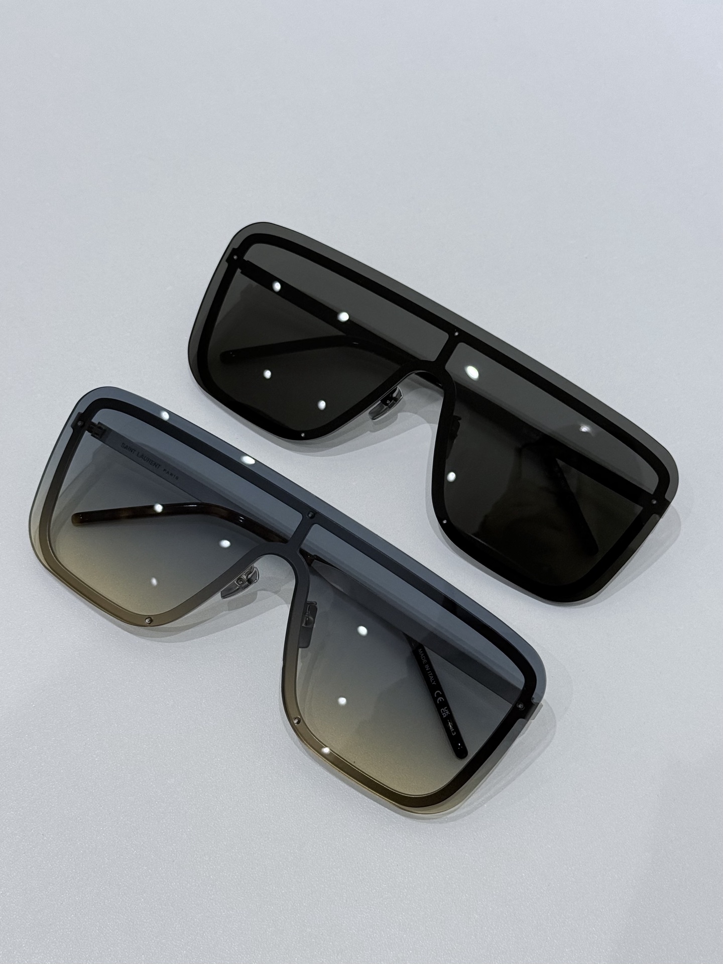 SaintLaurent\/圣罗兰SL364太阳镜以匠心型材打造兼具质感与实用性的时尚单品，重新定义高端墨镜的佩戴体验。镜框甄选高品质精密金属打造，经多道工艺打磨成型，质地坚固耐用，兼具轻盈质感，无厚重压迫感，长久佩戴依旧舒适。金属线条利落流畅，轮廓挺括有型，完美契合品牌极简高级的设计美学，镜腿处镌刻品牌经典标识，彰显奢品辨识度。\n镜片采用高规格尼龙单片材质，一体式遮面设计兼顾时尚感与实用性，光学性能出众，实现100%UVA\/UVB防护，高效阻隔有害紫外线，呵护眼部健康。镜片透光率适中，视野清晰柔和，无视觉畸变，适配日常出行、户外休闲等多场景。搭配可调节鼻托设计，贴合不同鼻型，提升佩戴稳固性与舒适度。\n男女同款\n尺寸：99-01-140\n