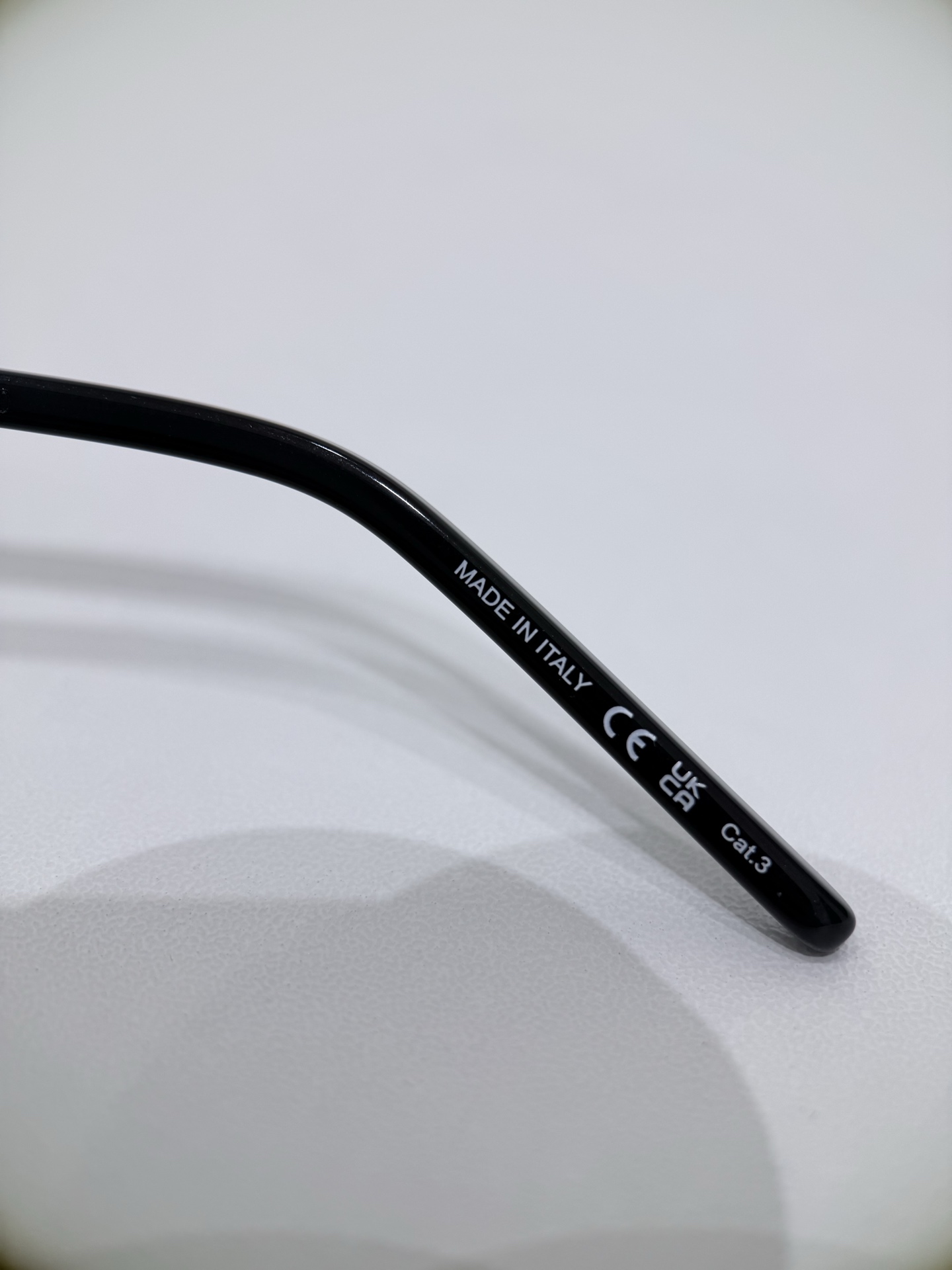 SaintLaurent\/圣罗兰SL364太阳镜以匠心型材打造兼具质感与实用性的时尚单品，重新定义高端墨镜的佩戴体验。镜框甄选高品质精密金属打造，经多道工艺打磨成型，质地坚固耐用，兼具轻盈质感，无厚重压迫感，长久佩戴依旧舒适。金属线条利落流畅，轮廓挺括有型，完美契合品牌极简高级的设计美学，镜腿处镌刻品牌经典标识，彰显奢品辨识度。\n镜片采用高规格尼龙单片材质，一体式遮面设计兼顾时尚感与实用性，光学性能出众，实现100%UVA\/UVB防护，高效阻隔有害紫外线，呵护眼部健康。镜片透光率适中，视野清晰柔和，无视觉畸变，适配日常出行、户外休闲等多场景。搭配可调节鼻托设计，贴合不同鼻型，提升佩戴稳固性与舒适度。\n男女同款\n尺寸：99-01-140\n