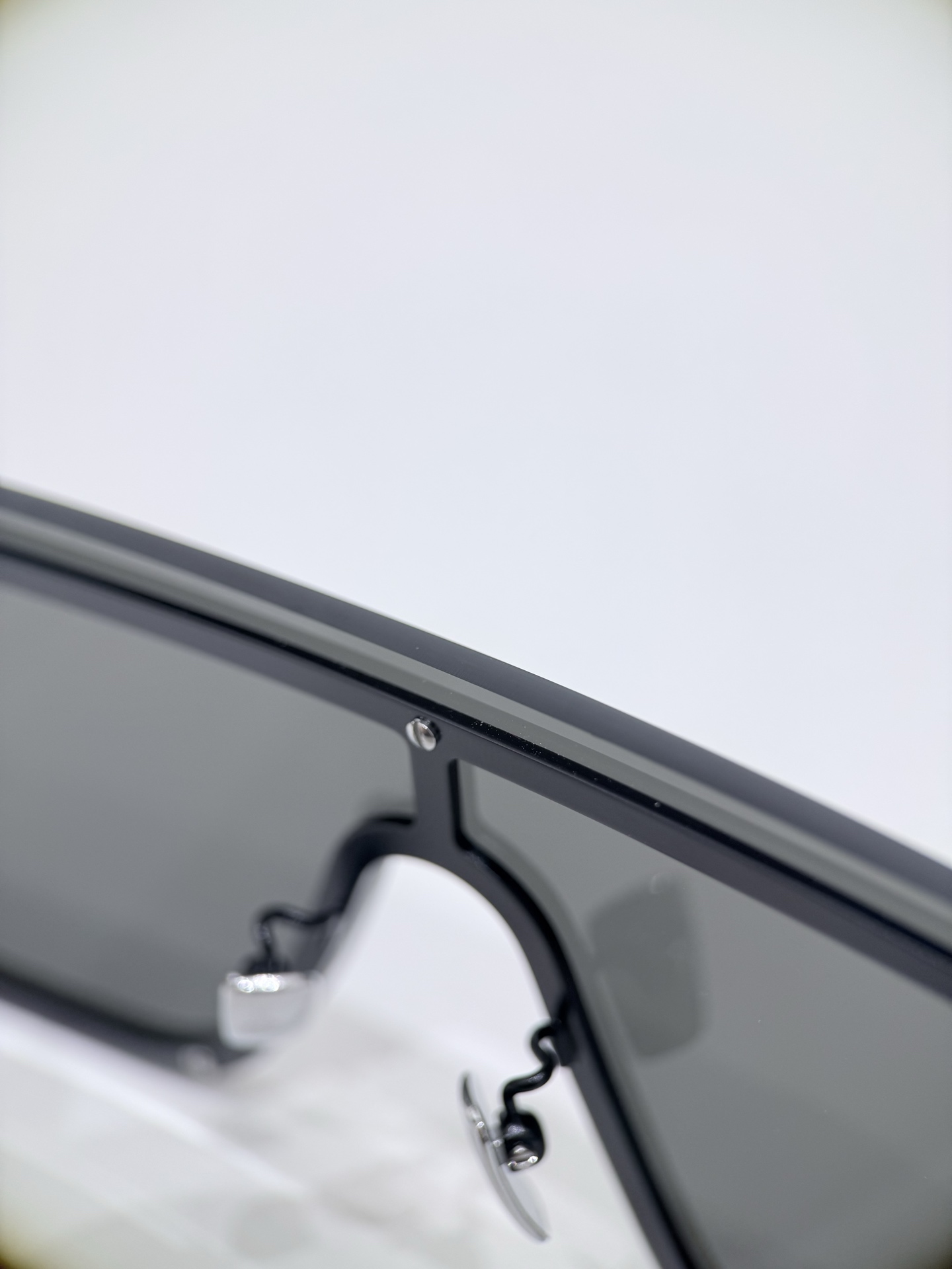 SaintLaurent\/圣罗兰SL364太阳镜以匠心型材打造兼具质感与实用性的时尚单品，重新定义高端墨镜的佩戴体验。镜框甄选高品质精密金属打造，经多道工艺打磨成型，质地坚固耐用，兼具轻盈质感，无厚重压迫感，长久佩戴依旧舒适。金属线条利落流畅，轮廓挺括有型，完美契合品牌极简高级的设计美学，镜腿处镌刻品牌经典标识，彰显奢品辨识度。\n镜片采用高规格尼龙单片材质，一体式遮面设计兼顾时尚感与实用性，光学性能出众，实现100%UVA\/UVB防护，高效阻隔有害紫外线，呵护眼部健康。镜片透光率适中，视野清晰柔和，无视觉畸变，适配日常出行、户外休闲等多场景。搭配可调节鼻托设计，贴合不同鼻型，提升佩戴稳固性与舒适度。\n男女同款\n尺寸：99-01-140\n