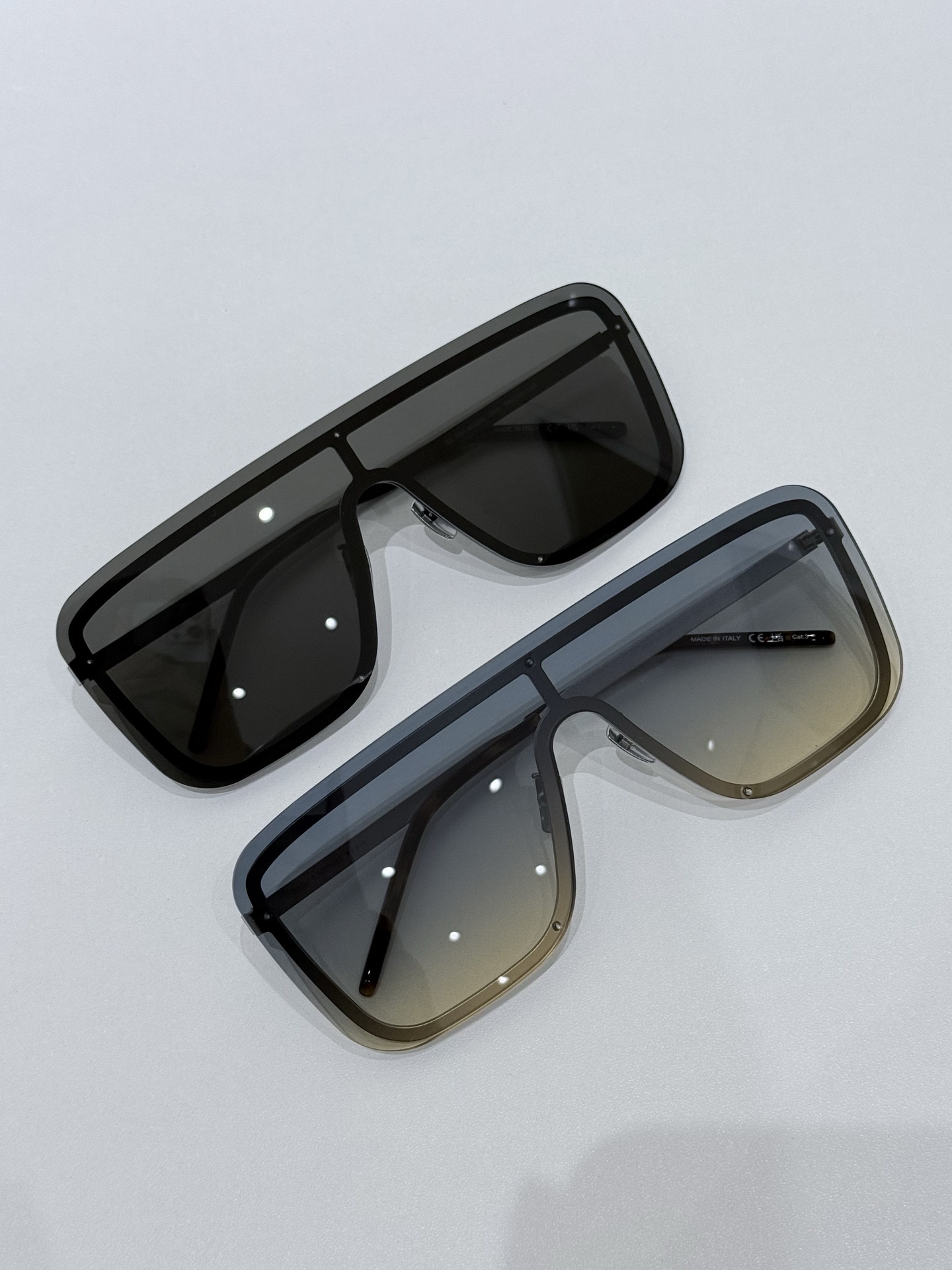 SaintLaurent\/圣罗兰SL364太阳镜以匠心型材打造兼具质感与实用性的时尚单品，重新定义高端墨镜的佩戴体验。镜框甄选高品质精密金属打造，经多道工艺打磨成型，质地坚固耐用，兼具轻盈质感，无厚重压迫感，长久佩戴依旧舒适。金属线条利落流畅，轮廓挺括有型，完美契合品牌极简高级的设计美学，镜腿处镌刻品牌经典标识，彰显奢品辨识度。\n镜片采用高规格尼龙单片材质，一体式遮面设计兼顾时尚感与实用性，光学性能出众，实现100%UVA\/UVB防护，高效阻隔有害紫外线，呵护眼部健康。镜片透光率适中，视野清晰柔和，无视觉畸变，适配日常出行、户外休闲等多场景。搭配可调节鼻托设计，贴合不同鼻型，提升佩戴稳固性与舒适度。\n男女同款\n尺寸：99-01-140\n