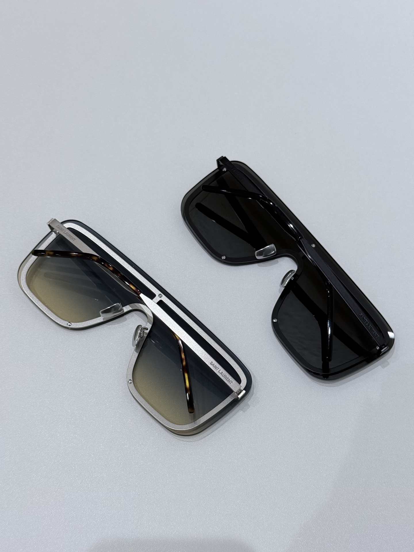 SaintLaurent\/圣罗兰SL364太阳镜以匠心型材打造兼具质感与实用性的时尚单品，重新定义高端墨镜的佩戴体验。镜框甄选高品质精密金属打造，经多道工艺打磨成型，质地坚固耐用，兼具轻盈质感，无厚重压迫感，长久佩戴依旧舒适。金属线条利落流畅，轮廓挺括有型，完美契合品牌极简高级的设计美学，镜腿处镌刻品牌经典标识，彰显奢品辨识度。\n镜片采用高规格尼龙单片材质，一体式遮面设计兼顾时尚感与实用性，光学性能出众，实现100%UVA\/UVB防护，高效阻隔有害紫外线，呵护眼部健康。镜片透光率适中，视野清晰柔和，无视觉畸变，适配日常出行、户外休闲等多场景。搭配可调节鼻托设计，贴合不同鼻型，提升佩戴稳固性与舒适度。\n男女同款\n尺寸：99-01-140\n