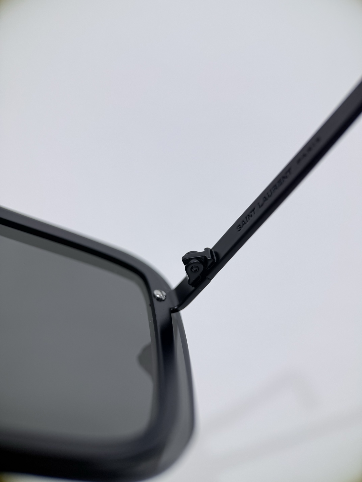 SaintLaurent\/圣罗兰SL364太阳镜以匠心型材打造兼具质感与实用性的时尚单品，重新定义高端墨镜的佩戴体验。镜框甄选高品质精密金属打造，经多道工艺打磨成型，质地坚固耐用，兼具轻盈质感，无厚重压迫感，长久佩戴依旧舒适。金属线条利落流畅，轮廓挺括有型，完美契合品牌极简高级的设计美学，镜腿处镌刻品牌经典标识，彰显奢品辨识度。\n镜片采用高规格尼龙单片材质，一体式遮面设计兼顾时尚感与实用性，光学性能出众，实现100%UVA\/UVB防护，高效阻隔有害紫外线，呵护眼部健康。镜片透光率适中，视野清晰柔和，无视觉畸变，适配日常出行、户外休闲等多场景。搭配可调节鼻托设计，贴合不同鼻型，提升佩戴稳固性与舒适度。\n男女同款\n尺寸：99-01-140\n