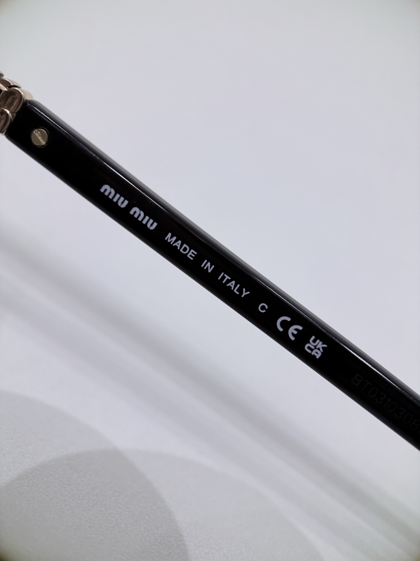 MIUMIU\/缪缪VMU02WVF平光镜\/近视眼镜架以匠心型材重构日常光学单品，将轻奢质感与实用主义完美融合，为佩戴者注入灵动风格表达。镜框主体甄选高品质醋酸纤维板材打造，经多道精密工序打磨成型，质地坚韧且不易变形，兼具轻盈质感与亲肤性，长时间佩戴依旧舒适无压。板材纹理自然细腻，光泽度出众，完美契合品牌极简高级的设计语言。镜腿处点缀精致金属铭牌，于细微处彰显奢品辨识度，尽显低调奢华。\n镜片为品牌定制高透光学镜片，光学性能稳定，视物清晰柔和，有效减少视觉疲劳，适配日常长时间佩戴需求。功能性与时尚感兼具，满足不同人群的视力矫正需求。整体设计遵循人体工学原理，镜腿弧度贴合耳际轮廓，佩戴稳固性与舒适度双重提升。\n男女同款\n尺寸：50-18-140\n