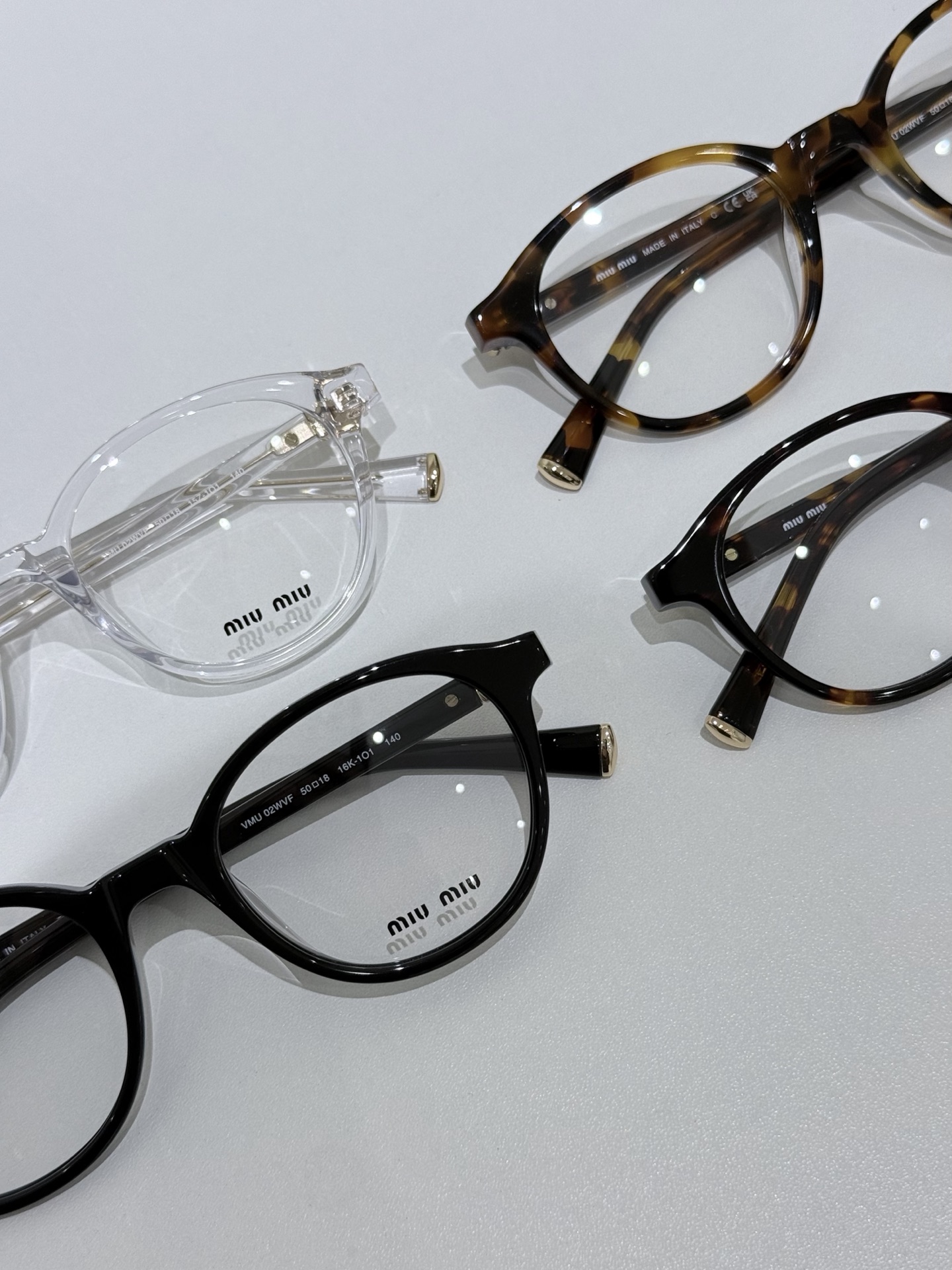 MIUMIU\/缪缪VMU02WVF平光镜\/近视眼镜架以匠心型材重构日常光学单品，将轻奢质感与实用主义完美融合，为佩戴者注入灵动风格表达。镜框主体甄选高品质醋酸纤维板材打造，经多道精密工序打磨成型，质地坚韧且不易变形，兼具轻盈质感与亲肤性，长时间佩戴依旧舒适无压。板材纹理自然细腻，光泽度出众，完美契合品牌极简高级的设计语言。镜腿处点缀精致金属铭牌，于细微处彰显奢品辨识度，尽显低调奢华。\n镜片为品牌定制高透光学镜片，光学性能稳定，视物清晰柔和，有效减少视觉疲劳，适配日常长时间佩戴需求。功能性与时尚感兼具，满足不同人群的视力矫正需求。整体设计遵循人体工学原理，镜腿弧度贴合耳际轮廓，佩戴稳固性与舒适度双重提升。\n男女同款\n尺寸：50-18-140\n