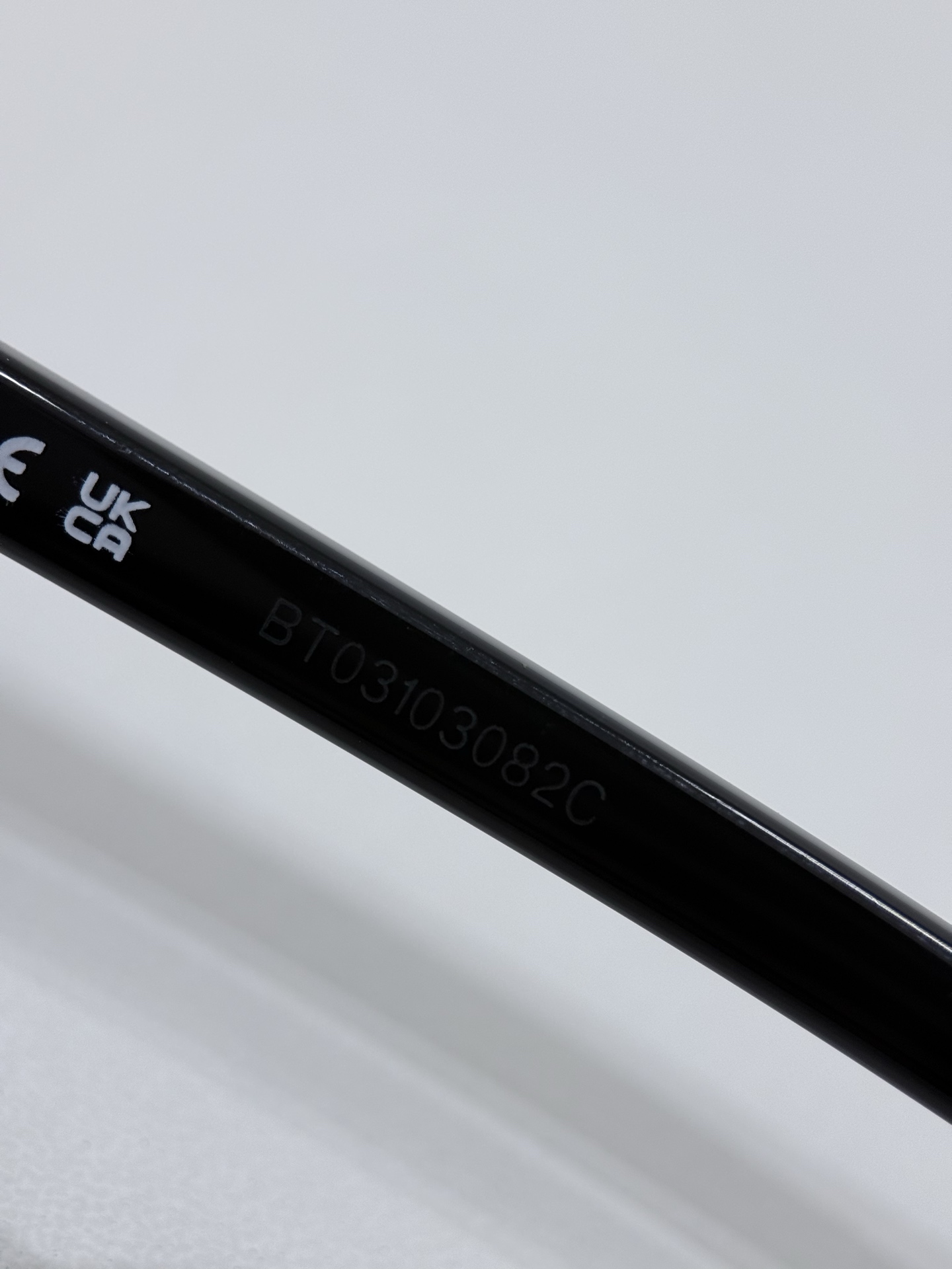 MIUMIU\/缪缪VMU02WVF平光镜\/近视眼镜架以匠心型材重构日常光学单品，将轻奢质感与实用主义完美融合，为佩戴者注入灵动风格表达。镜框主体甄选高品质醋酸纤维板材打造，经多道精密工序打磨成型，质地坚韧且不易变形，兼具轻盈质感与亲肤性，长时间佩戴依旧舒适无压。板材纹理自然细腻，光泽度出众，完美契合品牌极简高级的设计语言。镜腿处点缀精致金属铭牌，于细微处彰显奢品辨识度，尽显低调奢华。\n镜片为品牌定制高透光学镜片，光学性能稳定，视物清晰柔和，有效减少视觉疲劳，适配日常长时间佩戴需求。功能性与时尚感兼具，满足不同人群的视力矫正需求。整体设计遵循人体工学原理，镜腿弧度贴合耳际轮廓，佩戴稳固性与舒适度双重提升。\n男女同款\n尺寸：50-18-140\n