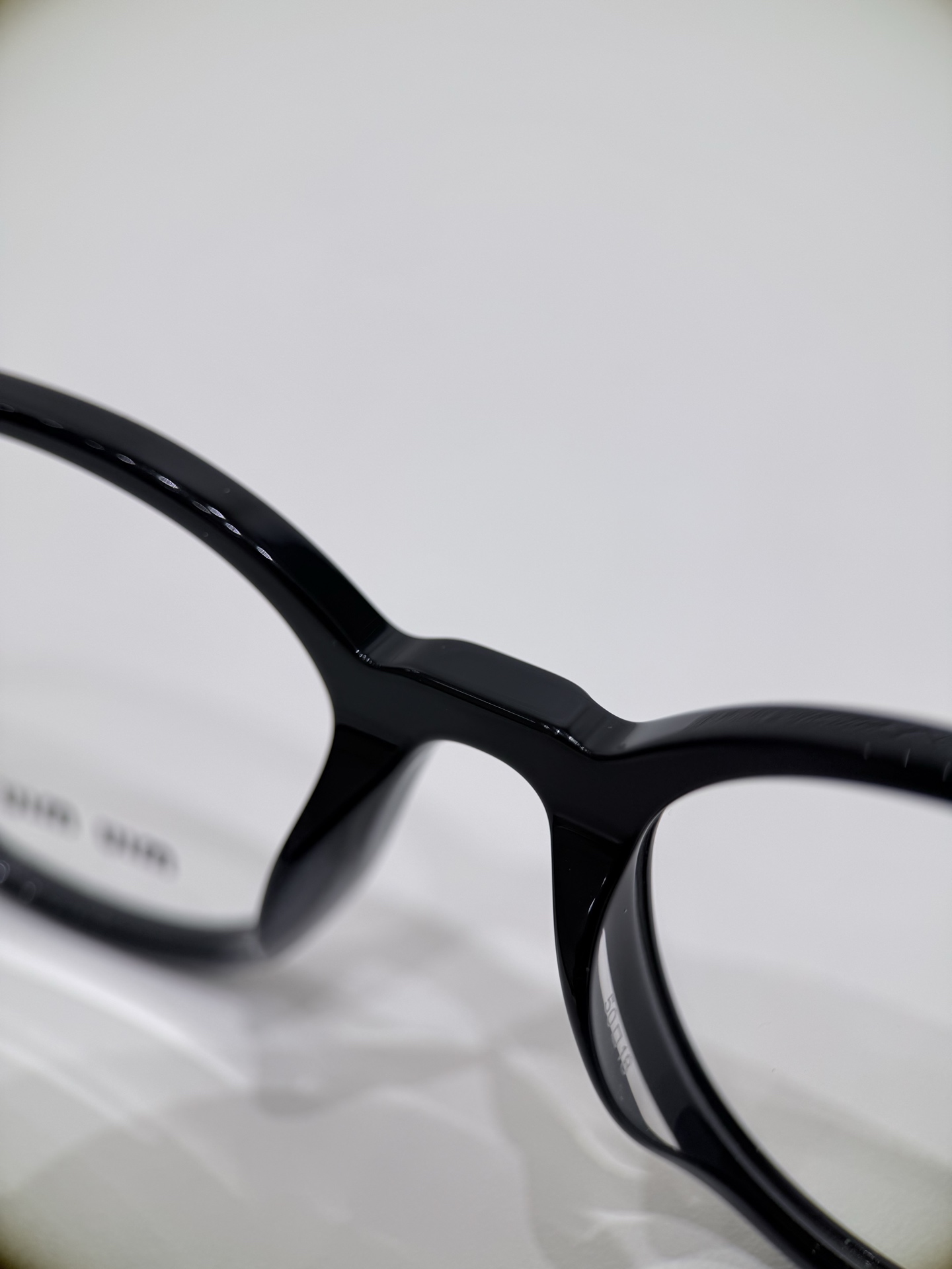 MIUMIU\/缪缪VMU02WVF平光镜\/近视眼镜架以匠心型材重构日常光学单品，将轻奢质感与实用主义完美融合，为佩戴者注入灵动风格表达。镜框主体甄选高品质醋酸纤维板材打造，经多道精密工序打磨成型，质地坚韧且不易变形，兼具轻盈质感与亲肤性，长时间佩戴依旧舒适无压。板材纹理自然细腻，光泽度出众，完美契合品牌极简高级的设计语言。镜腿处点缀精致金属铭牌，于细微处彰显奢品辨识度，尽显低调奢华。\n镜片为品牌定制高透光学镜片，光学性能稳定，视物清晰柔和，有效减少视觉疲劳，适配日常长时间佩戴需求。功能性与时尚感兼具，满足不同人群的视力矫正需求。整体设计遵循人体工学原理，镜腿弧度贴合耳际轮廓，佩戴稳固性与舒适度双重提升。\n男女同款\n尺寸：50-18-140\n
