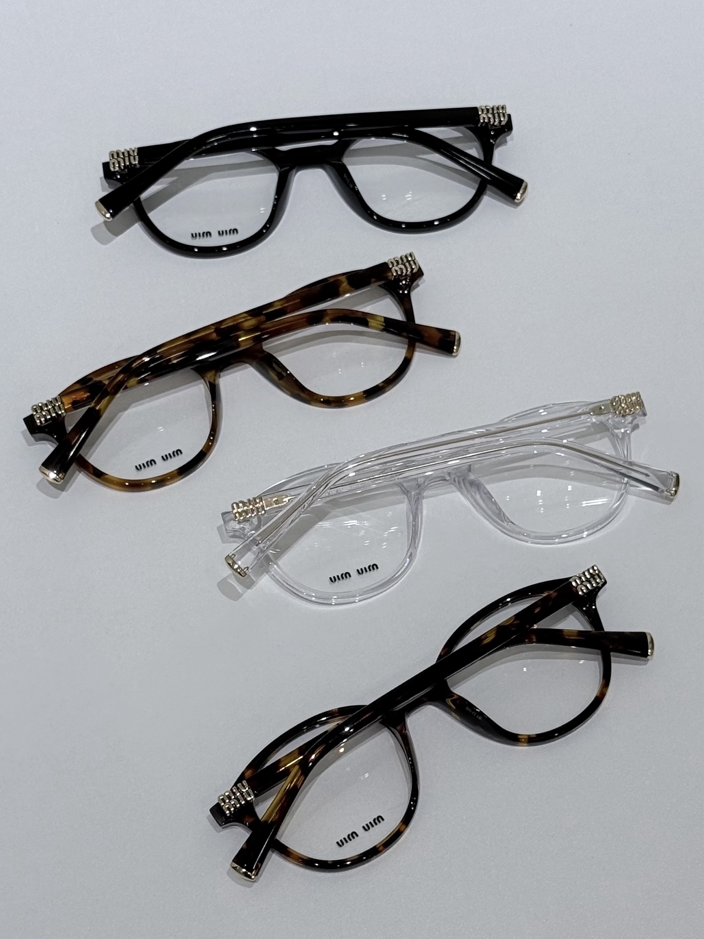 MIUMIU\/缪缪VMU02WVF平光镜\/近视眼镜架以匠心型材重构日常光学单品，将轻奢质感与实用主义完美融合，为佩戴者注入灵动风格表达。镜框主体甄选高品质醋酸纤维板材打造，经多道精密工序打磨成型，质地坚韧且不易变形，兼具轻盈质感与亲肤性，长时间佩戴依旧舒适无压。板材纹理自然细腻，光泽度出众，完美契合品牌极简高级的设计语言。镜腿处点缀精致金属铭牌，于细微处彰显奢品辨识度，尽显低调奢华。\n镜片为品牌定制高透光学镜片，光学性能稳定，视物清晰柔和，有效减少视觉疲劳，适配日常长时间佩戴需求。功能性与时尚感兼具，满足不同人群的视力矫正需求。整体设计遵循人体工学原理，镜腿弧度贴合耳际轮廓，佩戴稳固性与舒适度双重提升。\n男女同款\n尺寸：50-18-140\n