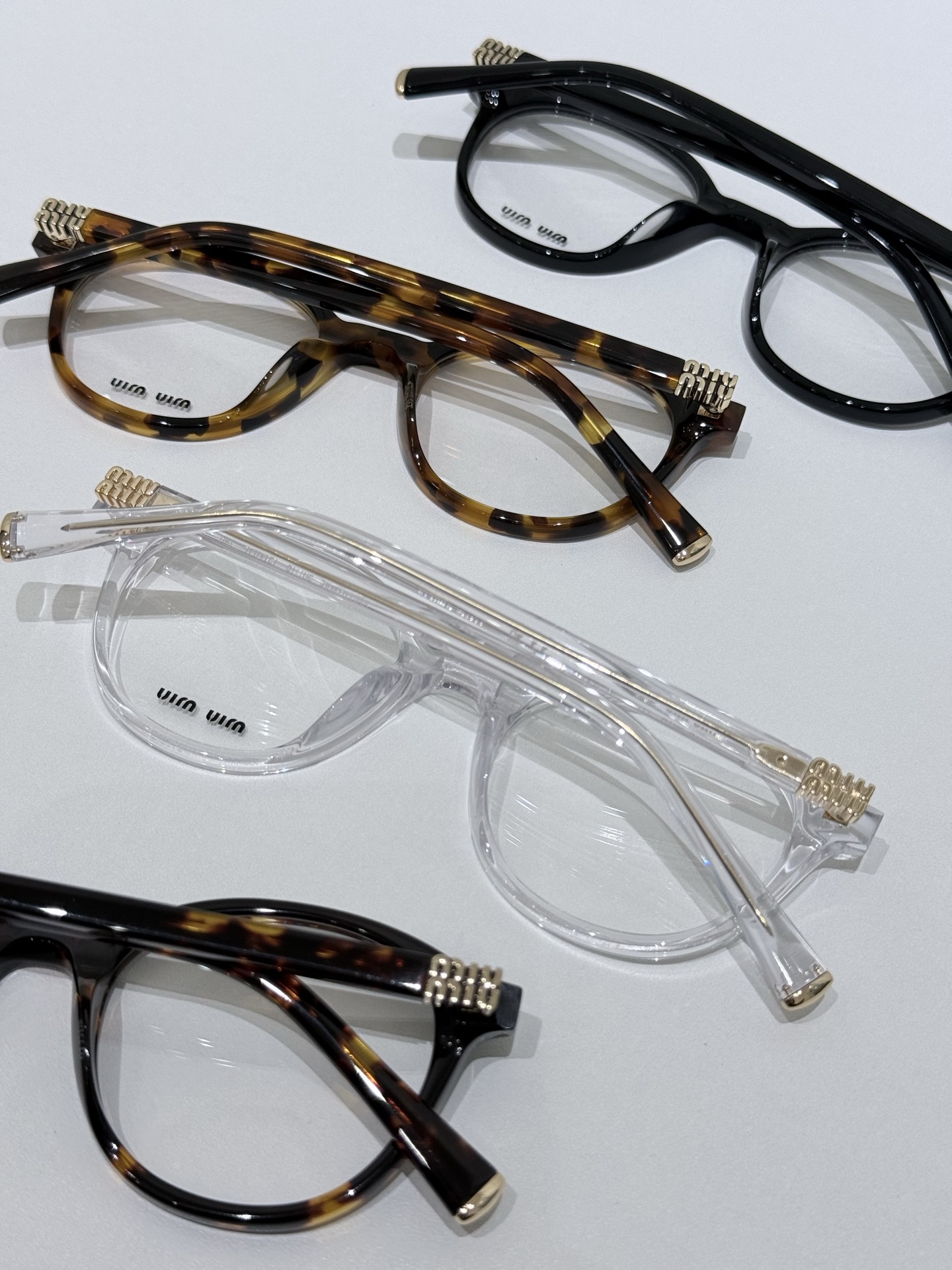 MIUMIU\/缪缪VMU02WVF平光镜\/近视眼镜架以匠心型材重构日常光学单品，将轻奢质感与实用主义完美融合，为佩戴者注入灵动风格表达。镜框主体甄选高品质醋酸纤维板材打造，经多道精密工序打磨成型，质地坚韧且不易变形，兼具轻盈质感与亲肤性，长时间佩戴依旧舒适无压。板材纹理自然细腻，光泽度出众，完美契合品牌极简高级的设计语言。镜腿处点缀精致金属铭牌，于细微处彰显奢品辨识度，尽显低调奢华。\n镜片为品牌定制高透光学镜片，光学性能稳定，视物清晰柔和，有效减少视觉疲劳，适配日常长时间佩戴需求。功能性与时尚感兼具，满足不同人群的视力矫正需求。整体设计遵循人体工学原理，镜腿弧度贴合耳际轮廓，佩戴稳固性与舒适度双重提升。\n男女同款\n尺寸：50-18-140\n