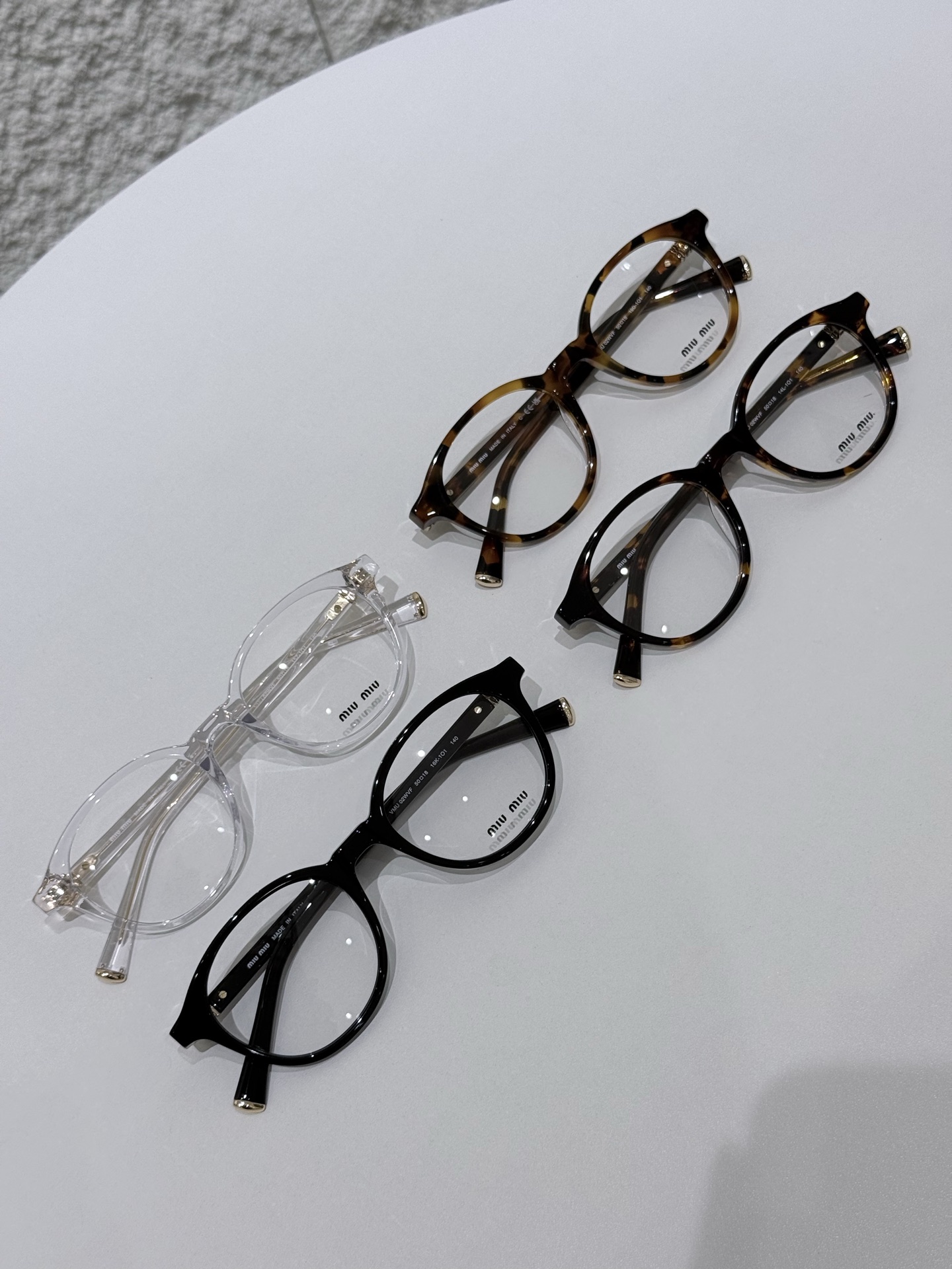MIUMIU\/缪缪VMU02WVF平光镜\/近视眼镜架以匠心型材重构日常光学单品，将轻奢质感与实用主义完美融合，为佩戴者注入灵动风格表达。镜框主体甄选高品质醋酸纤维板材打造，经多道精密工序打磨成型，质地坚韧且不易变形，兼具轻盈质感与亲肤性，长时间佩戴依旧舒适无压。板材纹理自然细腻，光泽度出众，完美契合品牌极简高级的设计语言。镜腿处点缀精致金属铭牌，于细微处彰显奢品辨识度，尽显低调奢华。\n镜片为品牌定制高透光学镜片，光学性能稳定，视物清晰柔和，有效减少视觉疲劳，适配日常长时间佩戴需求。功能性与时尚感兼具，满足不同人群的视力矫正需求。整体设计遵循人体工学原理，镜腿弧度贴合耳际轮廓，佩戴稳固性与舒适度双重提升。\n男女同款\n尺寸：50-18-140\n