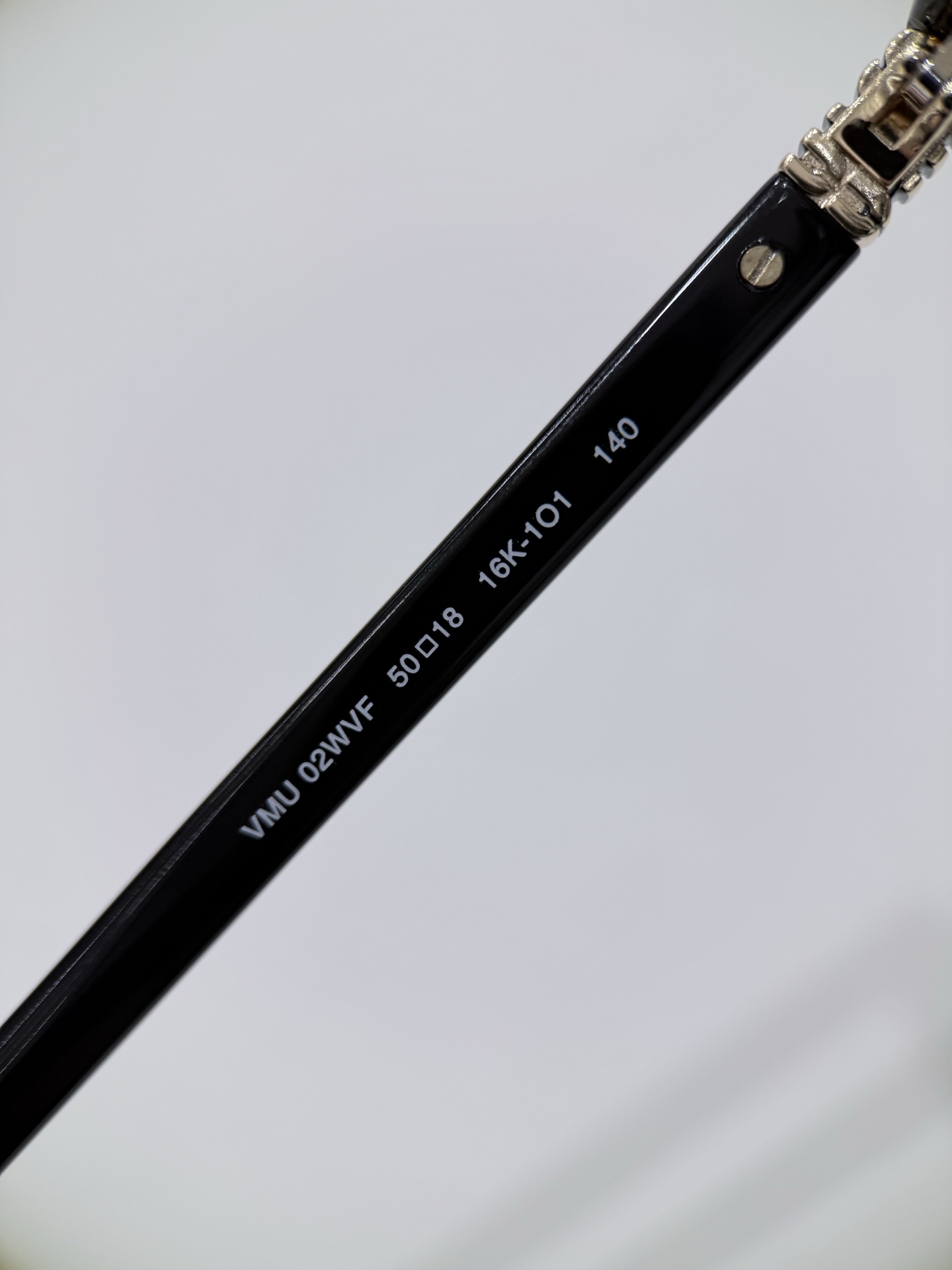 MIUMIU\/缪缪VMU02WVF平光镜\/近视眼镜架以匠心型材重构日常光学单品，将轻奢质感与实用主义完美融合，为佩戴者注入灵动风格表达。镜框主体甄选高品质醋酸纤维板材打造，经多道精密工序打磨成型，质地坚韧且不易变形，兼具轻盈质感与亲肤性，长时间佩戴依旧舒适无压。板材纹理自然细腻，光泽度出众，完美契合品牌极简高级的设计语言。镜腿处点缀精致金属铭牌，于细微处彰显奢品辨识度，尽显低调奢华。\n镜片为品牌定制高透光学镜片，光学性能稳定，视物清晰柔和，有效减少视觉疲劳，适配日常长时间佩戴需求。功能性与时尚感兼具，满足不同人群的视力矫正需求。整体设计遵循人体工学原理，镜腿弧度贴合耳际轮廓，佩戴稳固性与舒适度双重提升。\n男女同款\n尺寸：50-18-140\n