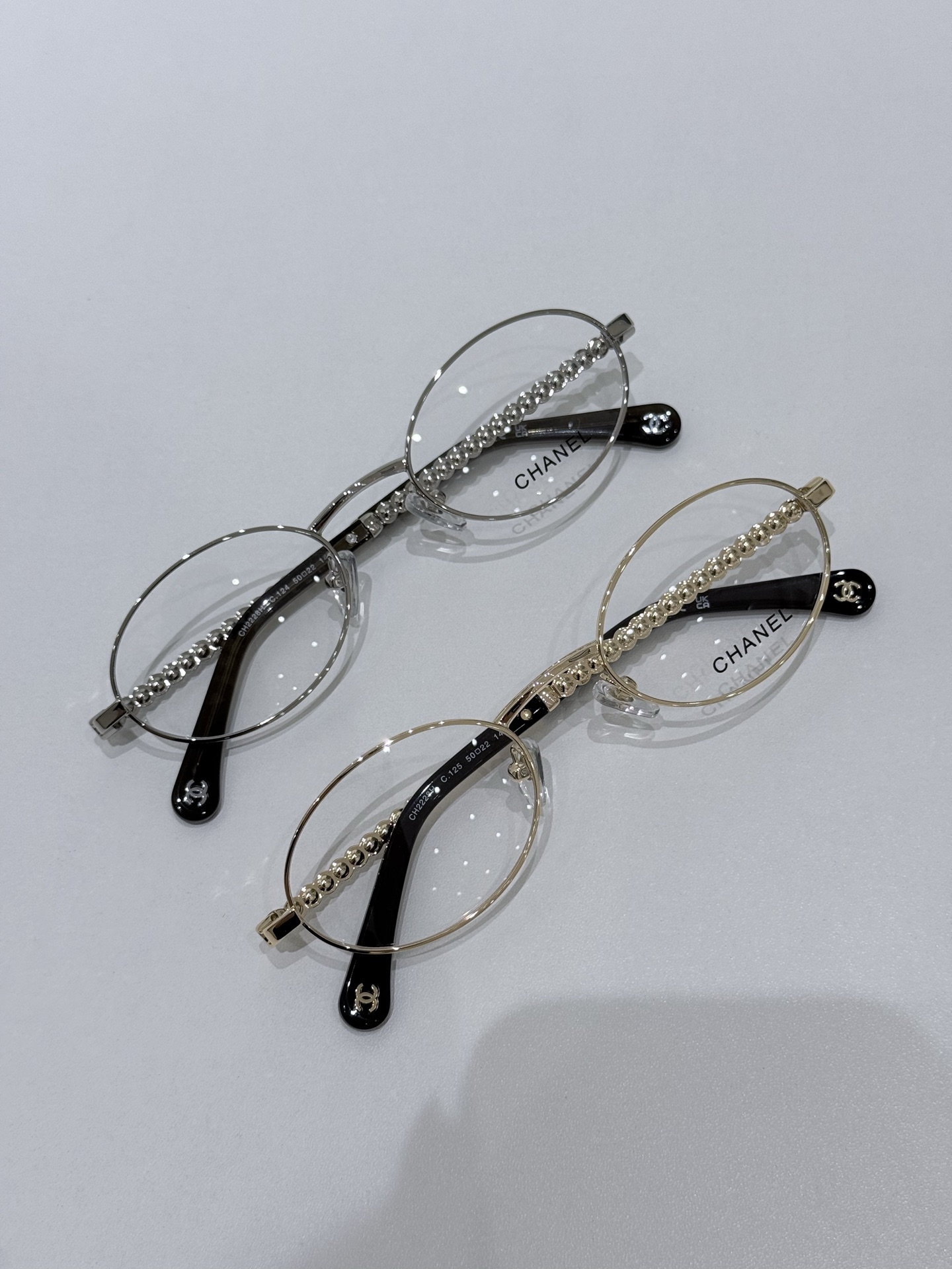 新款CHANEL\/香奈儿CH2228H平光镜\/近视眼镜架以椭圆轮廓重塑经典优雅，将品牌匠心工艺与现代审美融于一体，是日常穿搭与正式场合的理想之选。镜框采用高品质金属型材，经多道精密工序打磨成型，质感细腻且结构稳固，兼具耐用性与轻盈佩戴感。金属表面辅以细腻镀层处理，呈现低调而高级的光泽，尽显品牌对细节的极致追求。镜腿匠心点缀人造珍珠元素，每一颗珍珠均经过严选，色泽温润、排列规整，与金属型材形成精致碰撞，赋予眼镜独特的奢华气质。镜腿侧面暗藏品牌经典标识，于细微处彰显CHANEL的优雅格调，传递低调而隽永的设计语言。\n透明镜片搭配经典椭圆框型，有效修饰脸型，提升面部立体感，同时满足日常光学佩戴需求。轻盈的金属型材搭配精致珍珠细节，兼顾舒适与美观，即使长时间佩戴也无负担。镜腿处金属与人造珍珠的精妙组合，将法式优雅与现代工艺完美融合，既是实用的光学配饰，也是彰显品味的时尚符号。\n尺寸：50-22-140\n