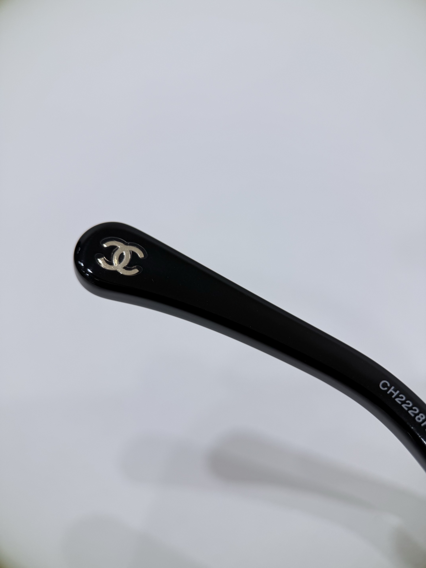 新款CHANEL\/香奈儿CH2228H平光镜\/近视眼镜架以椭圆轮廓重塑经典优雅，将品牌匠心工艺与现代审美融于一体，是日常穿搭与正式场合的理想之选。镜框采用高品质金属型材，经多道精密工序打磨成型，质感细腻且结构稳固，兼具耐用性与轻盈佩戴感。金属表面辅以细腻镀层处理，呈现低调而高级的光泽，尽显品牌对细节的极致追求。镜腿匠心点缀人造珍珠元素，每一颗珍珠均经过严选，色泽温润、排列规整，与金属型材形成精致碰撞，赋予眼镜独特的奢华气质。镜腿侧面暗藏品牌经典标识，于细微处彰显CHANEL的优雅格调，传递低调而隽永的设计语言。\n透明镜片搭配经典椭圆框型，有效修饰脸型，提升面部立体感，同时满足日常光学佩戴需求。轻盈的金属型材搭配精致珍珠细节，兼顾舒适与美观，即使长时间佩戴也无负担。镜腿处金属与人造珍珠的精妙组合，将法式优雅与现代工艺完美融合，既是实用的光学配饰，也是彰显品味的时尚符号。\n尺寸：50-22-140\n