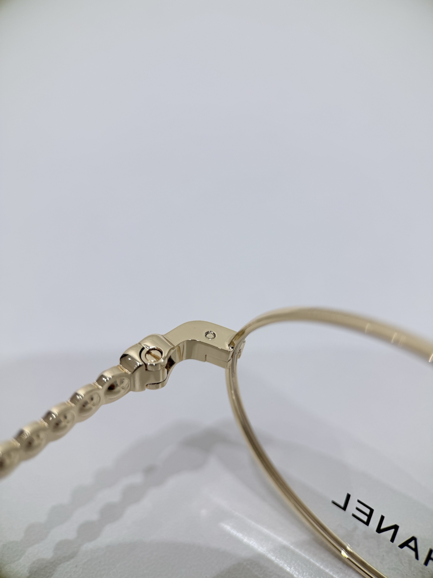 新款CHANEL\/香奈儿CH2228H平光镜\/近视眼镜架以椭圆轮廓重塑经典优雅，将品牌匠心工艺与现代审美融于一体，是日常穿搭与正式场合的理想之选。镜框采用高品质金属型材，经多道精密工序打磨成型，质感细腻且结构稳固，兼具耐用性与轻盈佩戴感。金属表面辅以细腻镀层处理，呈现低调而高级的光泽，尽显品牌对细节的极致追求。镜腿匠心点缀人造珍珠元素，每一颗珍珠均经过严选，色泽温润、排列规整，与金属型材形成精致碰撞，赋予眼镜独特的奢华气质。镜腿侧面暗藏品牌经典标识，于细微处彰显CHANEL的优雅格调，传递低调而隽永的设计语言。\n透明镜片搭配经典椭圆框型，有效修饰脸型，提升面部立体感，同时满足日常光学佩戴需求。轻盈的金属型材搭配精致珍珠细节，兼顾舒适与美观，即使长时间佩戴也无负担。镜腿处金属与人造珍珠的精妙组合，将法式优雅与现代工艺完美融合，既是实用的光学配饰，也是彰显品味的时尚符号。\n尺寸：50-22-140\n