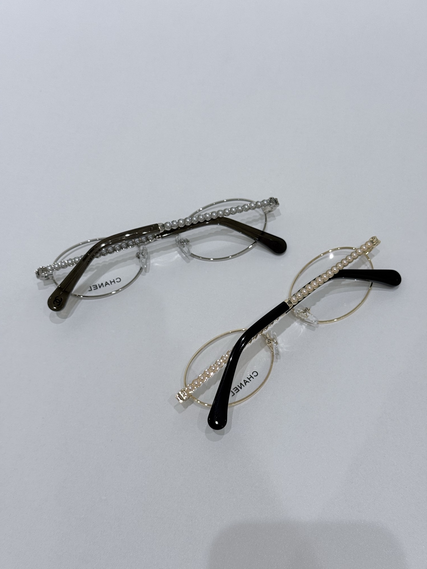 新款CHANEL\/香奈儿CH2228H平光镜\/近视眼镜架以椭圆轮廓重塑经典优雅，将品牌匠心工艺与现代审美融于一体，是日常穿搭与正式场合的理想之选。镜框采用高品质金属型材，经多道精密工序打磨成型，质感细腻且结构稳固，兼具耐用性与轻盈佩戴感。金属表面辅以细腻镀层处理，呈现低调而高级的光泽，尽显品牌对细节的极致追求。镜腿匠心点缀人造珍珠元素，每一颗珍珠均经过严选，色泽温润、排列规整，与金属型材形成精致碰撞，赋予眼镜独特的奢华气质。镜腿侧面暗藏品牌经典标识，于细微处彰显CHANEL的优雅格调，传递低调而隽永的设计语言。\n透明镜片搭配经典椭圆框型，有效修饰脸型，提升面部立体感，同时满足日常光学佩戴需求。轻盈的金属型材搭配精致珍珠细节，兼顾舒适与美观，即使长时间佩戴也无负担。镜腿处金属与人造珍珠的精妙组合，将法式优雅与现代工艺完美融合，既是实用的光学配饰，也是彰显品味的时尚符号。\n尺寸：50-22-140\n