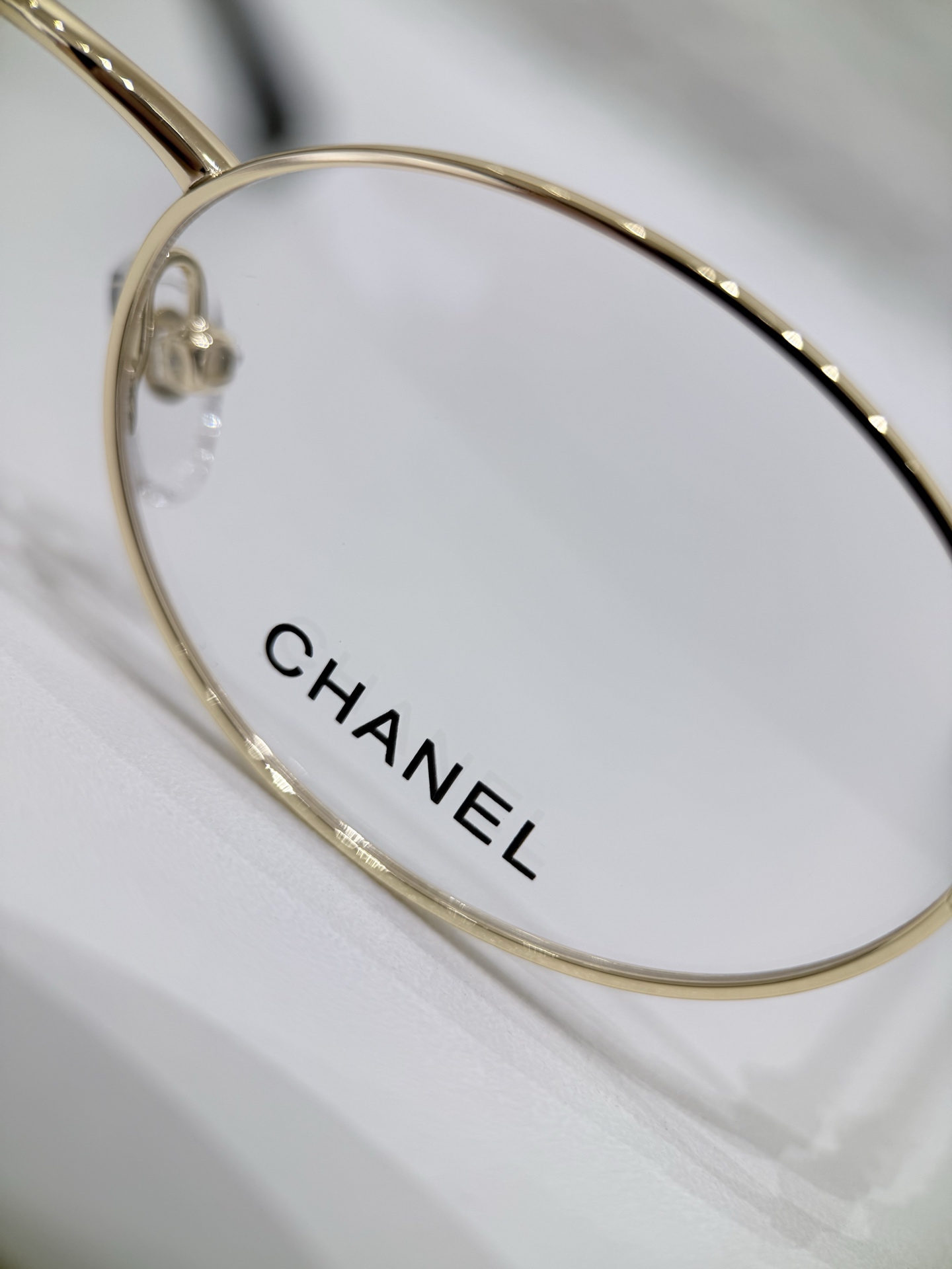 新款CHANEL\/香奈儿CH2228H平光镜\/近视眼镜架以椭圆轮廓重塑经典优雅，将品牌匠心工艺与现代审美融于一体，是日常穿搭与正式场合的理想之选。镜框采用高品质金属型材，经多道精密工序打磨成型，质感细腻且结构稳固，兼具耐用性与轻盈佩戴感。金属表面辅以细腻镀层处理，呈现低调而高级的光泽，尽显品牌对细节的极致追求。镜腿匠心点缀人造珍珠元素，每一颗珍珠均经过严选，色泽温润、排列规整，与金属型材形成精致碰撞，赋予眼镜独特的奢华气质。镜腿侧面暗藏品牌经典标识，于细微处彰显CHANEL的优雅格调，传递低调而隽永的设计语言。\n透明镜片搭配经典椭圆框型，有效修饰脸型，提升面部立体感，同时满足日常光学佩戴需求。轻盈的金属型材搭配精致珍珠细节，兼顾舒适与美观，即使长时间佩戴也无负担。镜腿处金属与人造珍珠的精妙组合，将法式优雅与现代工艺完美融合，既是实用的光学配饰，也是彰显品味的时尚符号。\n尺寸：50-22-140\n