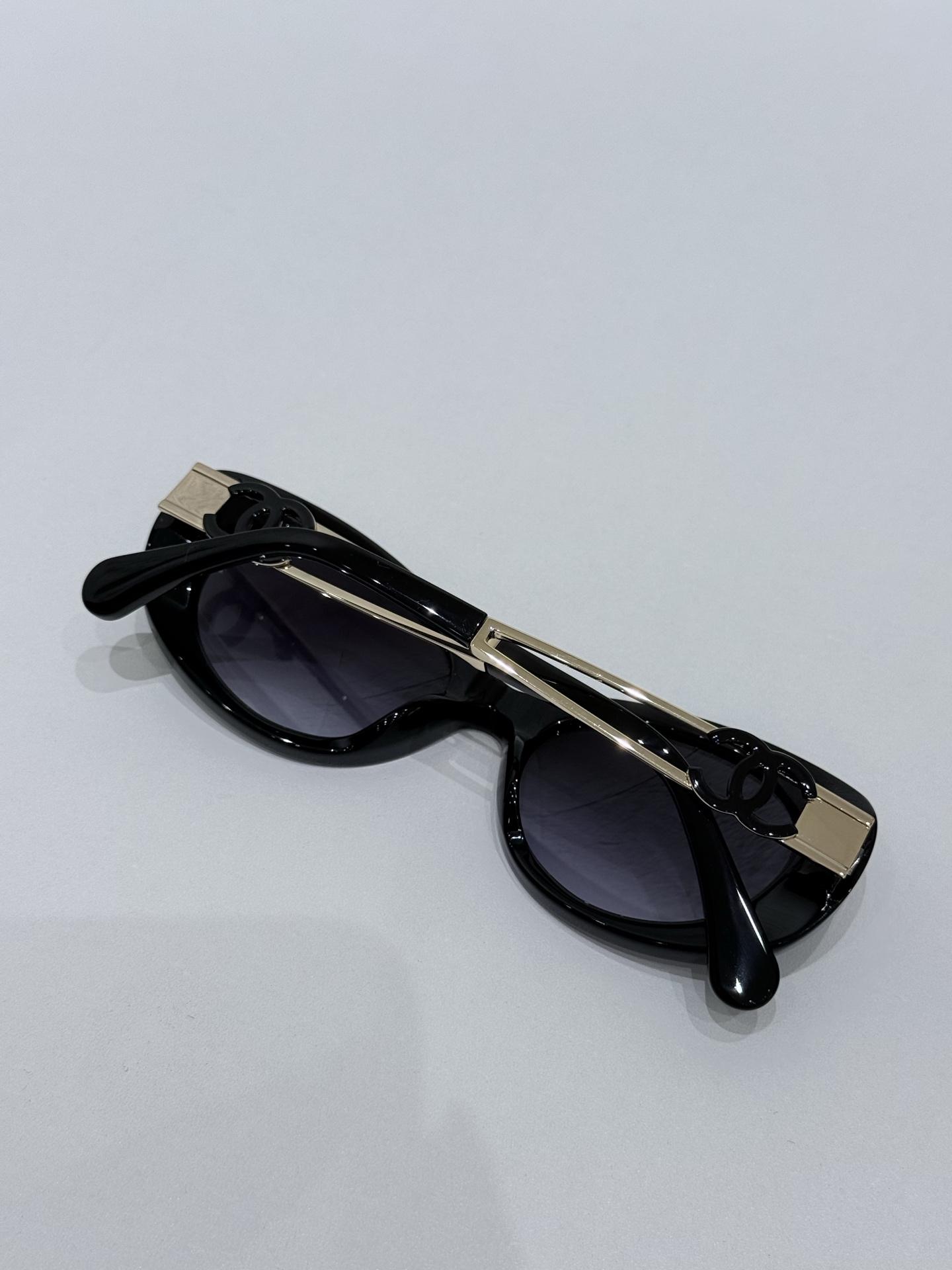 CHANEL\/香奈儿9179B太阳镜镜框甄选高品质醋酸纤维材质，经意大利精湛工艺塑形打磨，质地轻盈坚韧且富有温润光泽，兼具出色的佩戴舒适度与耐用性，精准贴合面部轮廓而无压迫感。镜架巧妙融入金属元素点缀，与醋酸纤维材质形成质感碰撞，细节处彰显匠心。标志性双C标识以精致工艺嵌入镜腿，既是品牌基因的鲜明彰显，亦是奢华品质的无声佐证。镜片采用UV3级防护标准，100%阻隔UVA\/UVB射线，严格遵循CE认证标准，在强效护目的同时保持视物清晰通透，可适配近视镜片定制需求。整体型材设计兼顾美学与实用性，120mm镜框宽度搭配140mm镜腿长度，适配多元脸型，尽显修饰力。\n男女同款\n尺寸：52-18-140