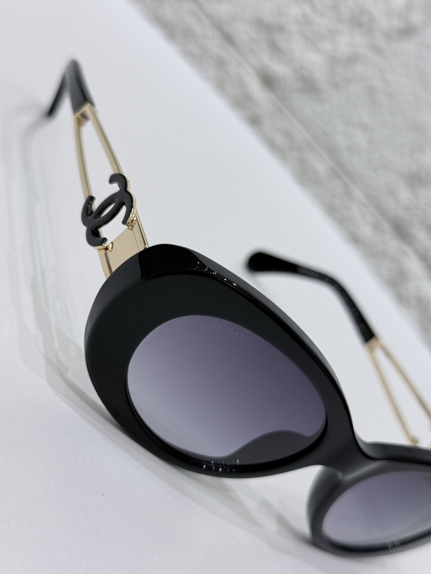 CHANEL\/香奈儿9179B太阳镜镜框甄选高品质醋酸纤维材质，经意大利精湛工艺塑形打磨，质地轻盈坚韧且富有温润光泽，兼具出色的佩戴舒适度与耐用性，精准贴合面部轮廓而无压迫感。镜架巧妙融入金属元素点缀，与醋酸纤维材质形成质感碰撞，细节处彰显匠心。标志性双C标识以精致工艺嵌入镜腿，既是品牌基因的鲜明彰显，亦是奢华品质的无声佐证。镜片采用UV3级防护标准，100%阻隔UVA\/UVB射线，严格遵循CE认证标准，在强效护目的同时保持视物清晰通透，可适配近视镜片定制需求。整体型材设计兼顾美学与实用性，120mm镜框宽度搭配140mm镜腿长度，适配多元脸型，尽显修饰力。\n男女同款\n尺寸：52-18-140