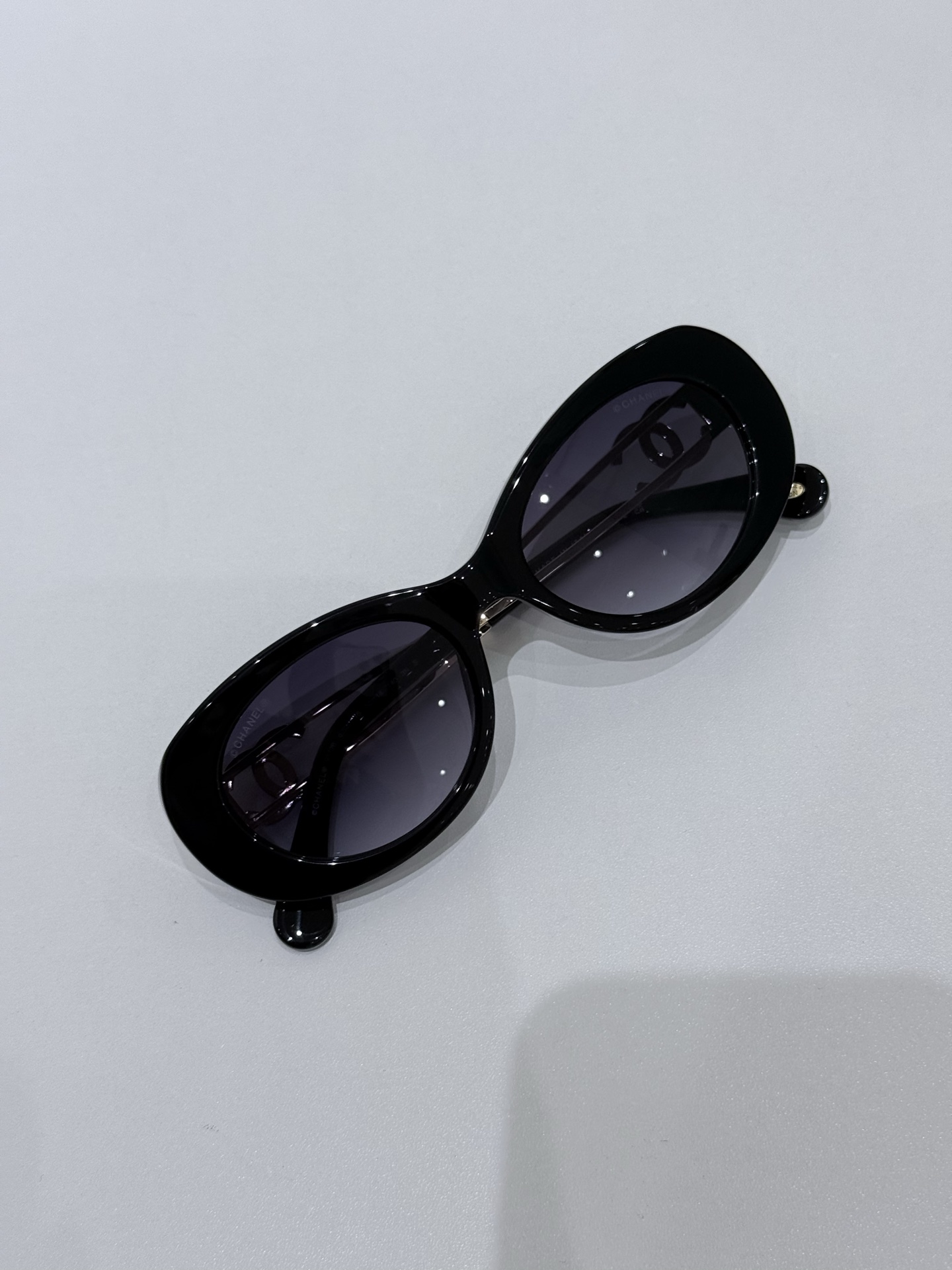 CHANEL\/香奈儿9179B太阳镜镜框甄选高品质醋酸纤维材质，经意大利精湛工艺塑形打磨，质地轻盈坚韧且富有温润光泽，兼具出色的佩戴舒适度与耐用性，精准贴合面部轮廓而无压迫感。镜架巧妙融入金属元素点缀，与醋酸纤维材质形成质感碰撞，细节处彰显匠心。标志性双C标识以精致工艺嵌入镜腿，既是品牌基因的鲜明彰显，亦是奢华品质的无声佐证。镜片采用UV3级防护标准，100%阻隔UVA\/UVB射线，严格遵循CE认证标准，在强效护目的同时保持视物清晰通透，可适配近视镜片定制需求。整体型材设计兼顾美学与实用性，120mm镜框宽度搭配140mm镜腿长度，适配多元脸型，尽显修饰力。\n男女同款\n尺寸：52-18-140