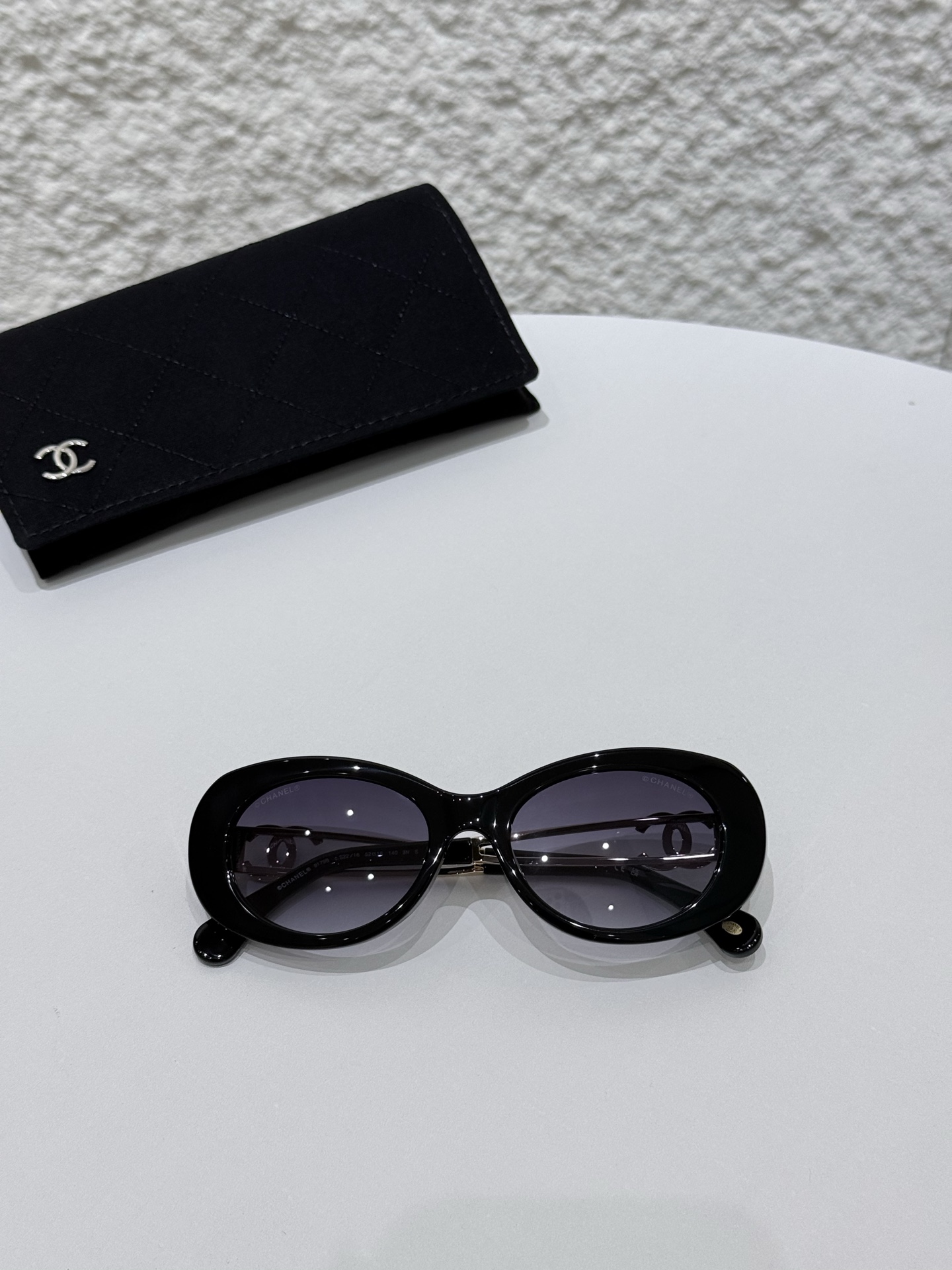 CHANEL\/香奈儿9179B太阳镜镜框甄选高品质醋酸纤维材质，经意大利精湛工艺塑形打磨，质地轻盈坚韧且富有温润光泽，兼具出色的佩戴舒适度与耐用性，精准贴合面部轮廓而无压迫感。镜架巧妙融入金属元素点缀，与醋酸纤维材质形成质感碰撞，细节处彰显匠心。标志性双C标识以精致工艺嵌入镜腿，既是品牌基因的鲜明彰显，亦是奢华品质的无声佐证。镜片采用UV3级防护标准，100%阻隔UVA\/UVB射线，严格遵循CE认证标准，在强效护目的同时保持视物清晰通透，可适配近视镜片定制需求。整体型材设计兼顾美学与实用性，120mm镜框宽度搭配140mm镜腿长度，适配多元脸型，尽显修饰力。\n男女同款\n尺寸：52-18-140