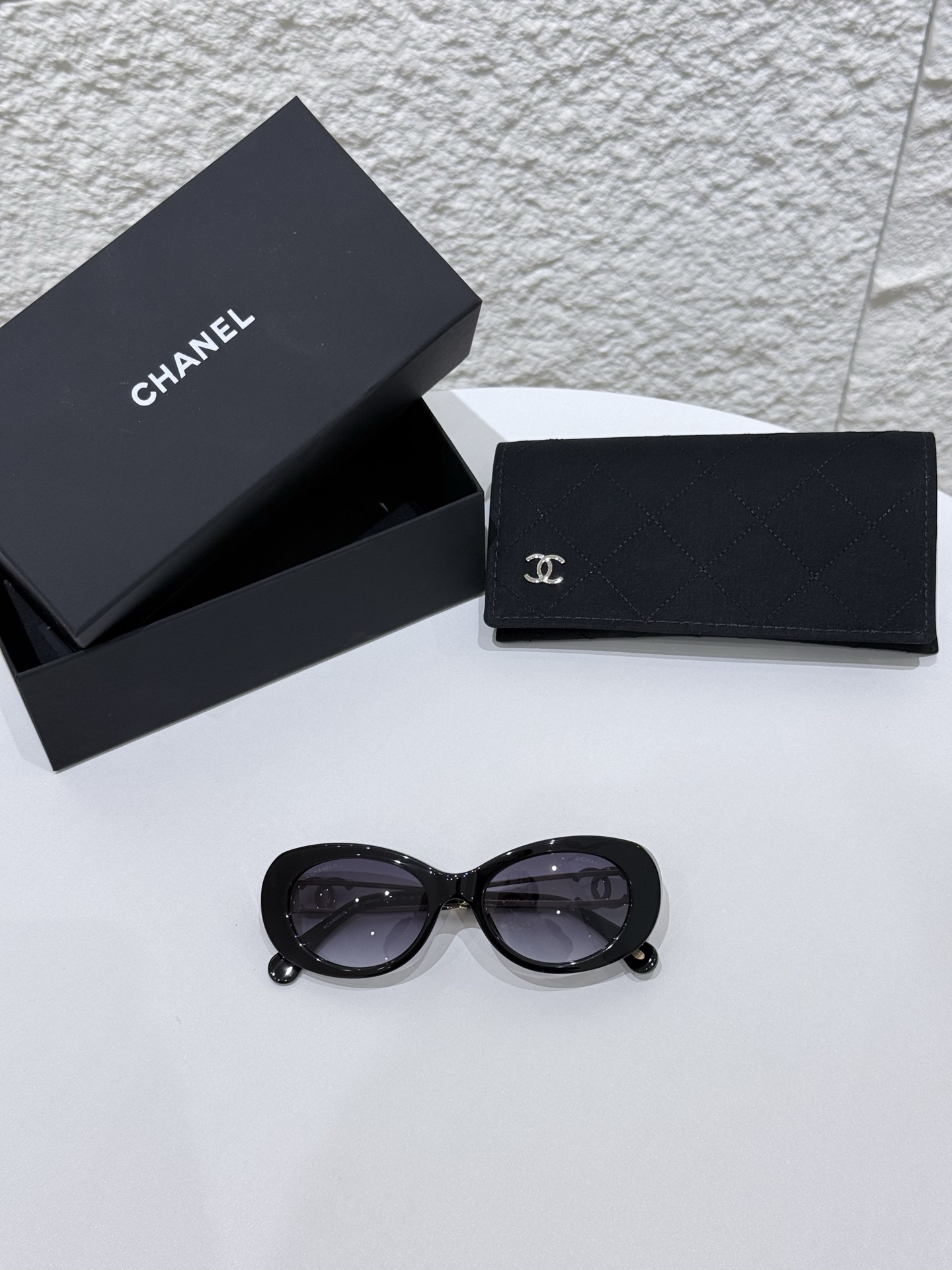 CHANEL\/香奈儿9179B太阳镜镜框甄选高品质醋酸纤维材质，经意大利精湛工艺塑形打磨，质地轻盈坚韧且富有温润光泽，兼具出色的佩戴舒适度与耐用性，精准贴合面部轮廓而无压迫感。镜架巧妙融入金属元素点缀，与醋酸纤维材质形成质感碰撞，细节处彰显匠心。标志性双C标识以精致工艺嵌入镜腿，既是品牌基因的鲜明彰显，亦是奢华品质的无声佐证。镜片采用UV3级防护标准，100%阻隔UVA\/UVB射线，严格遵循CE认证标准，在强效护目的同时保持视物清晰通透，可适配近视镜片定制需求。整体型材设计兼顾美学与实用性，120mm镜框宽度搭配140mm镜腿长度，适配多元脸型，尽显修饰力。\n男女同款\n尺寸：52-18-140