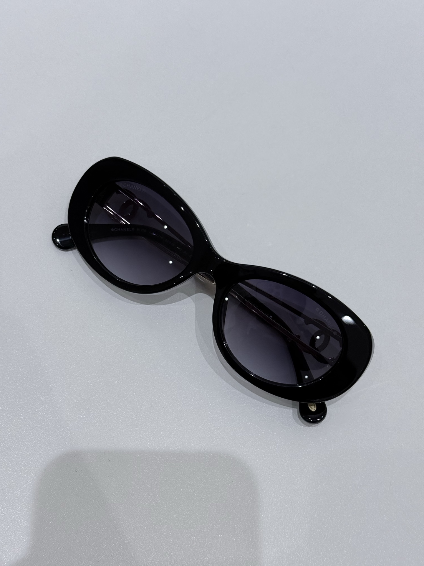 CHANEL\/香奈儿9179B太阳镜镜框甄选高品质醋酸纤维材质，经意大利精湛工艺塑形打磨，质地轻盈坚韧且富有温润光泽，兼具出色的佩戴舒适度与耐用性，精准贴合面部轮廓而无压迫感。镜架巧妙融入金属元素点缀，与醋酸纤维材质形成质感碰撞，细节处彰显匠心。标志性双C标识以精致工艺嵌入镜腿，既是品牌基因的鲜明彰显，亦是奢华品质的无声佐证。镜片采用UV3级防护标准，100%阻隔UVA\/UVB射线，严格遵循CE认证标准，在强效护目的同时保持视物清晰通透，可适配近视镜片定制需求。整体型材设计兼顾美学与实用性，120mm镜框宽度搭配140mm镜腿长度，适配多元脸型，尽显修饰力。\n男女同款\n尺寸：52-18-140