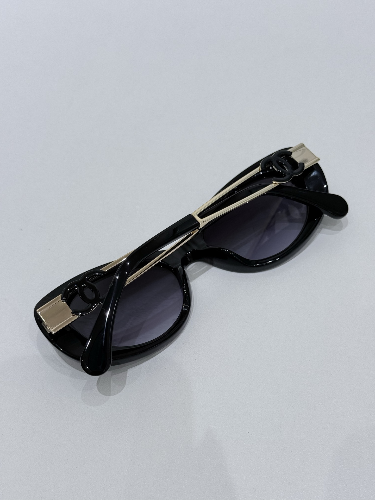 CHANEL\/香奈儿9179B太阳镜镜框甄选高品质醋酸纤维材质，经意大利精湛工艺塑形打磨，质地轻盈坚韧且富有温润光泽，兼具出色的佩戴舒适度与耐用性，精准贴合面部轮廓而无压迫感。镜架巧妙融入金属元素点缀，与醋酸纤维材质形成质感碰撞，细节处彰显匠心。标志性双C标识以精致工艺嵌入镜腿，既是品牌基因的鲜明彰显，亦是奢华品质的无声佐证。镜片采用UV3级防护标准，100%阻隔UVA\/UVB射线，严格遵循CE认证标准，在强效护目的同时保持视物清晰通透，可适配近视镜片定制需求。整体型材设计兼顾美学与实用性，120mm镜框宽度搭配140mm镜腿长度，适配多元脸型，尽显修饰力。\n男女同款\n尺寸：52-18-140