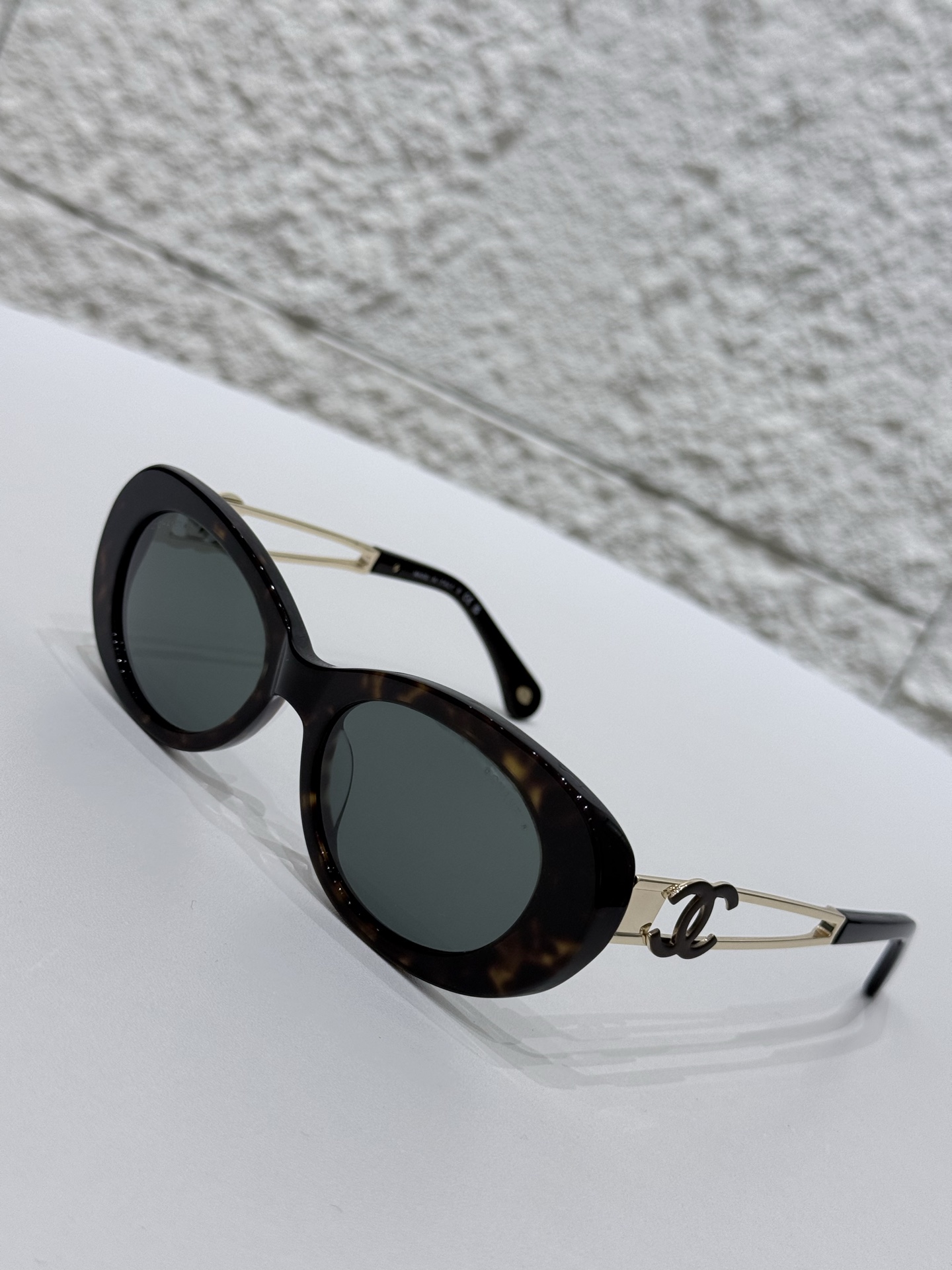 CHANEL\/香奈儿9179B太阳镜镜框甄选高品质醋酸纤维材质，经意大利精湛工艺塑形打磨，质地轻盈坚韧且富有温润光泽，兼具出色的佩戴舒适度与耐用性，精准贴合面部轮廓而无压迫感。镜架巧妙融入金属元素点缀，与醋酸纤维材质形成质感碰撞，细节处彰显匠心。标志性双C标识以精致工艺嵌入镜腿，既是品牌基因的鲜明彰显，亦是奢华品质的无声佐证。镜片采用UV3级防护标准，100%阻隔UVA\/UVB射线，严格遵循CE认证标准，在强效护目的同时保持视物清晰通透，可适配近视镜片定制需求。整体型材设计兼顾美学与实用性，120mm镜框宽度搭配140mm镜腿长度，适配多元脸型，尽显修饰力。\n男女同款\n尺寸：52-18-140