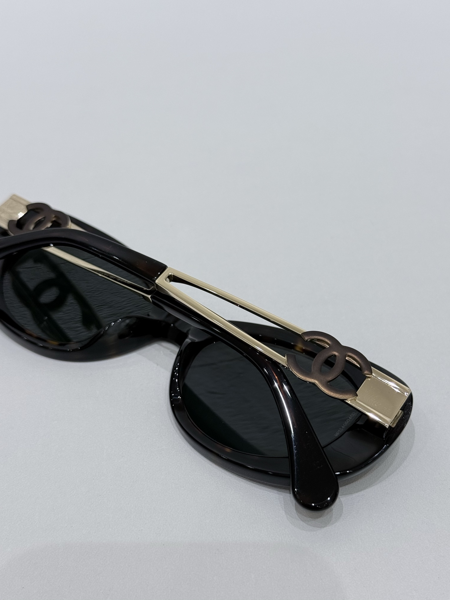 CHANEL\/香奈儿9179B太阳镜镜框甄选高品质醋酸纤维材质，经意大利精湛工艺塑形打磨，质地轻盈坚韧且富有温润光泽，兼具出色的佩戴舒适度与耐用性，精准贴合面部轮廓而无压迫感。镜架巧妙融入金属元素点缀，与醋酸纤维材质形成质感碰撞，细节处彰显匠心。标志性双C标识以精致工艺嵌入镜腿，既是品牌基因的鲜明彰显，亦是奢华品质的无声佐证。镜片采用UV3级防护标准，100%阻隔UVA\/UVB射线，严格遵循CE认证标准，在强效护目的同时保持视物清晰通透，可适配近视镜片定制需求。整体型材设计兼顾美学与实用性，120mm镜框宽度搭配140mm镜腿长度，适配多元脸型，尽显修饰力。\n男女同款\n尺寸：52-18-140